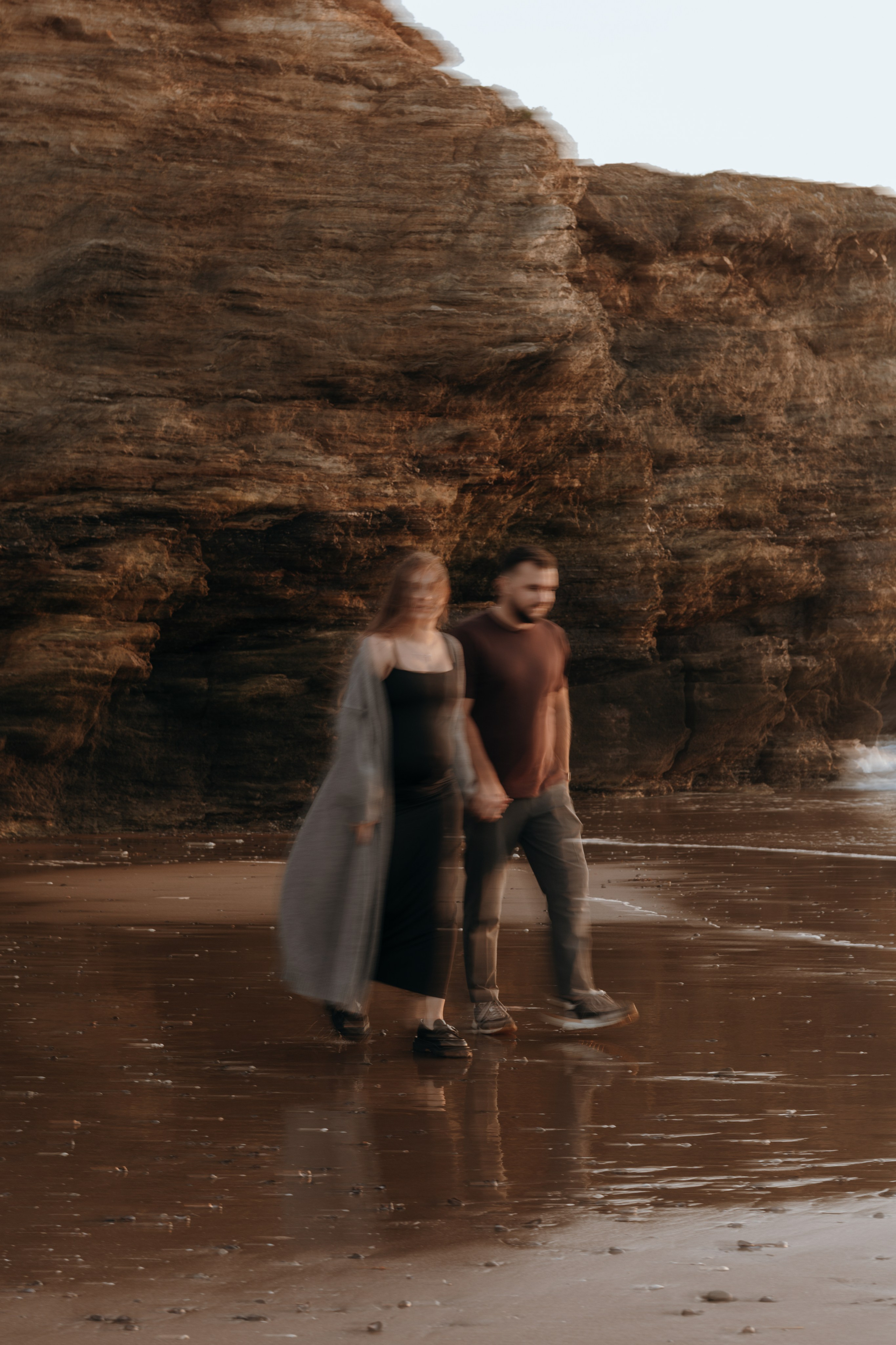 Sunset maternity photoshoot. Annah Louwagie — Lifestyle photographer for couples, families & brands | France & worldwide