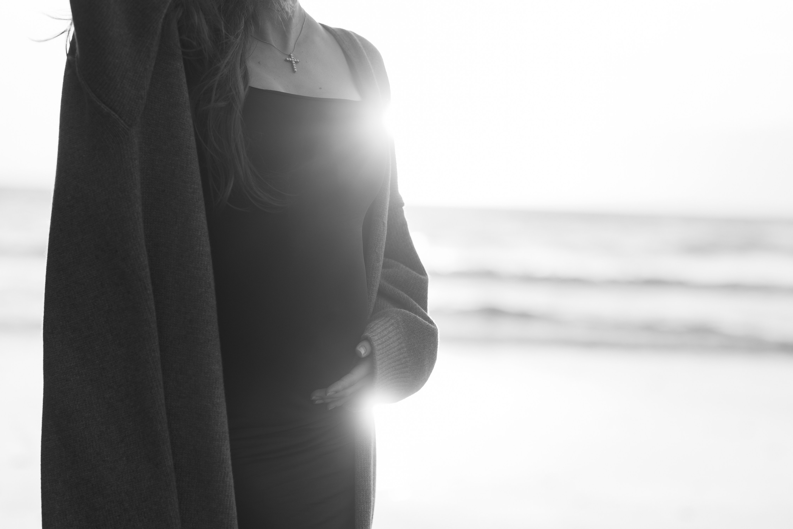 Sunset maternity photoshoot. Annah Louwagie — Lifestyle photographer for couples, families & brands | France & worldwide