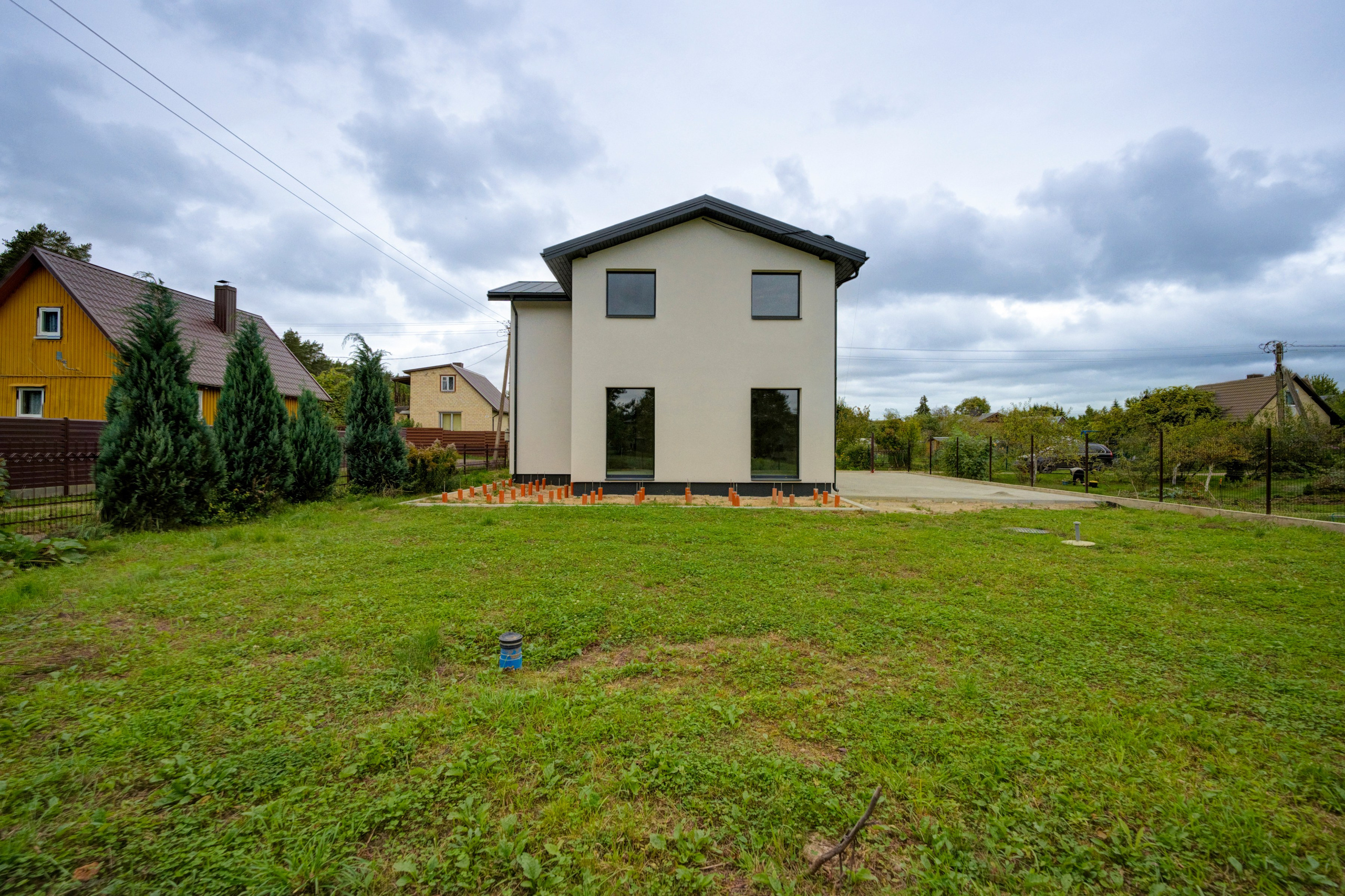 Pagubės sodų 11-oji 16, Vilnius. Namas su nepilna apdaila. Elina Sapiega fotografė Vilniuje