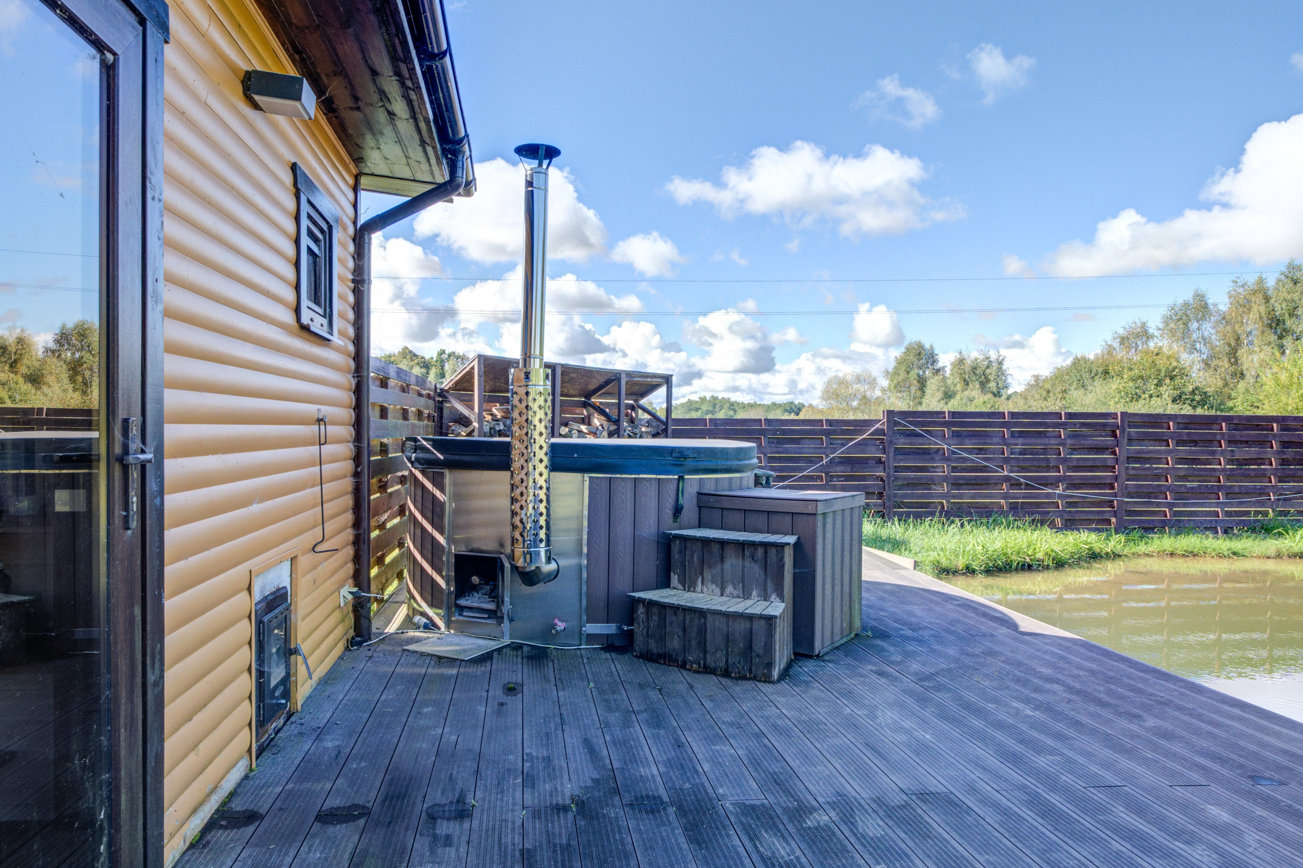 Sadyba Vinliaus r. prie ežero. Elina Sapiega fotografė Vilniuje