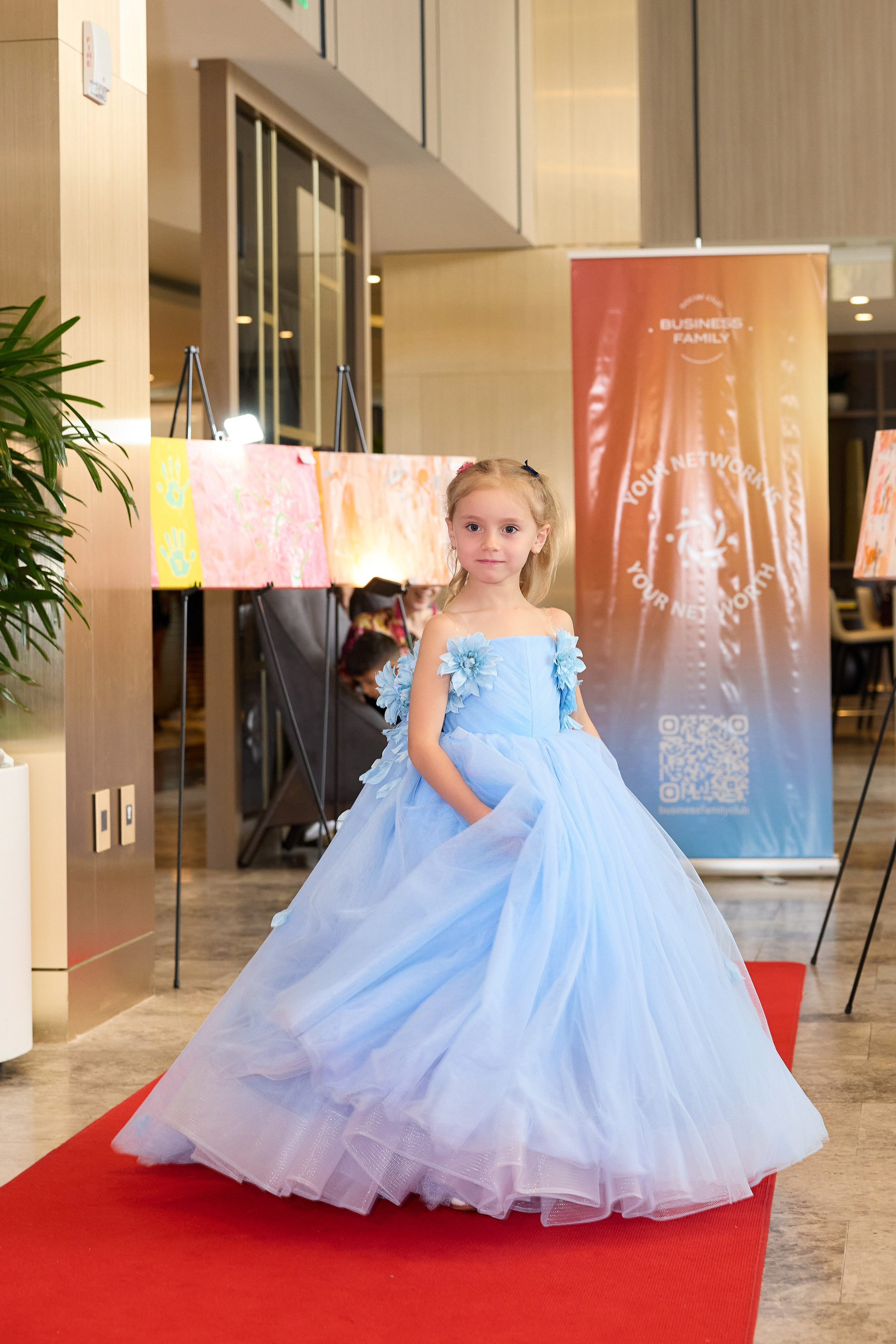 Авторская благотворительная художественная выставка Дианы Бортник. Фотограф Юлия Маковеева