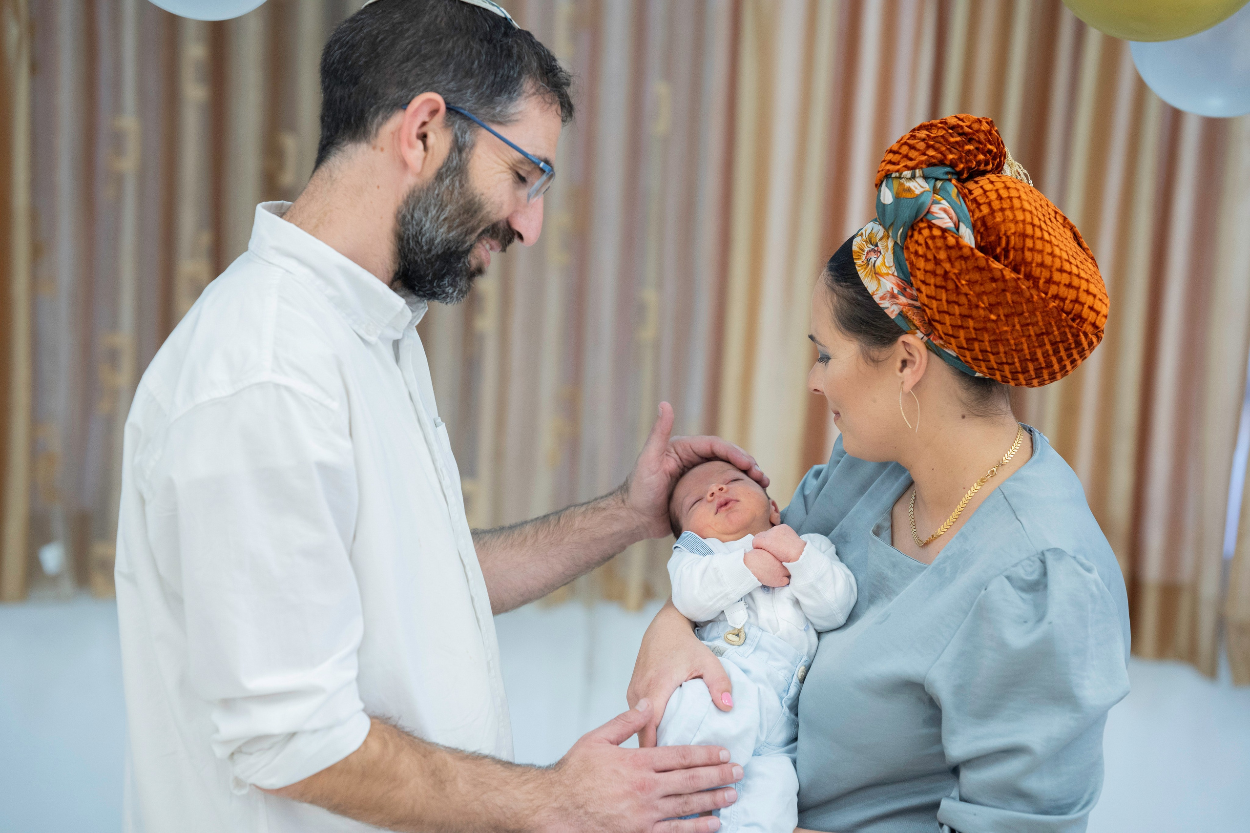 הברית של יוסף וחנה. יוסף מזרחי צילום חתונה, ברית וזוגיות. צלם מקצועי שאוהב להוציא אתכם הכי יפים ברגעים הכי מרגשים