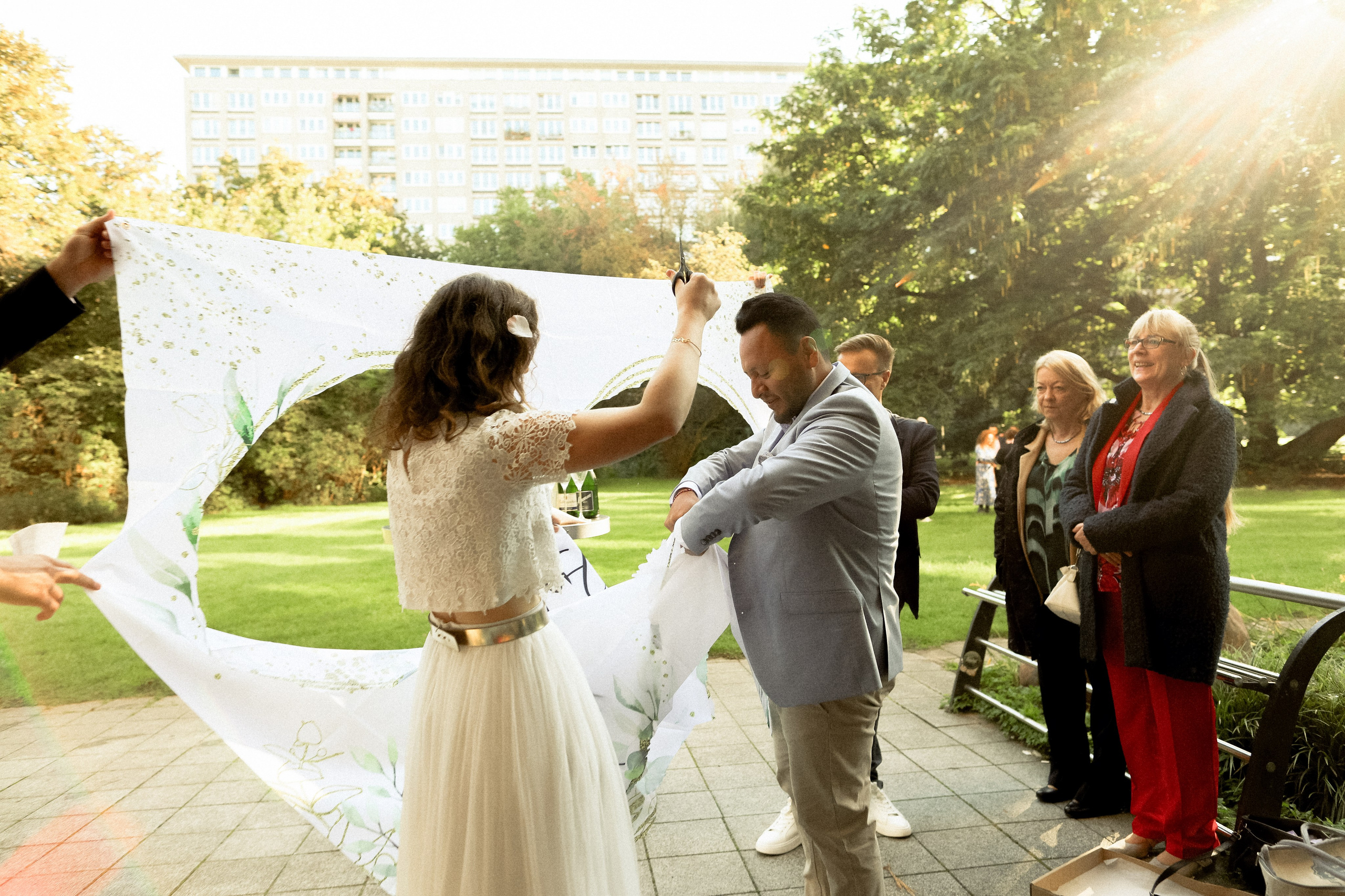Traumhochzeit im Bobby Reich | Moderne Liebe am Hamburger Alsterufer. Hochzeitsfotograf und Hochzeitsvideograf aus Hamburg | Roka21Film