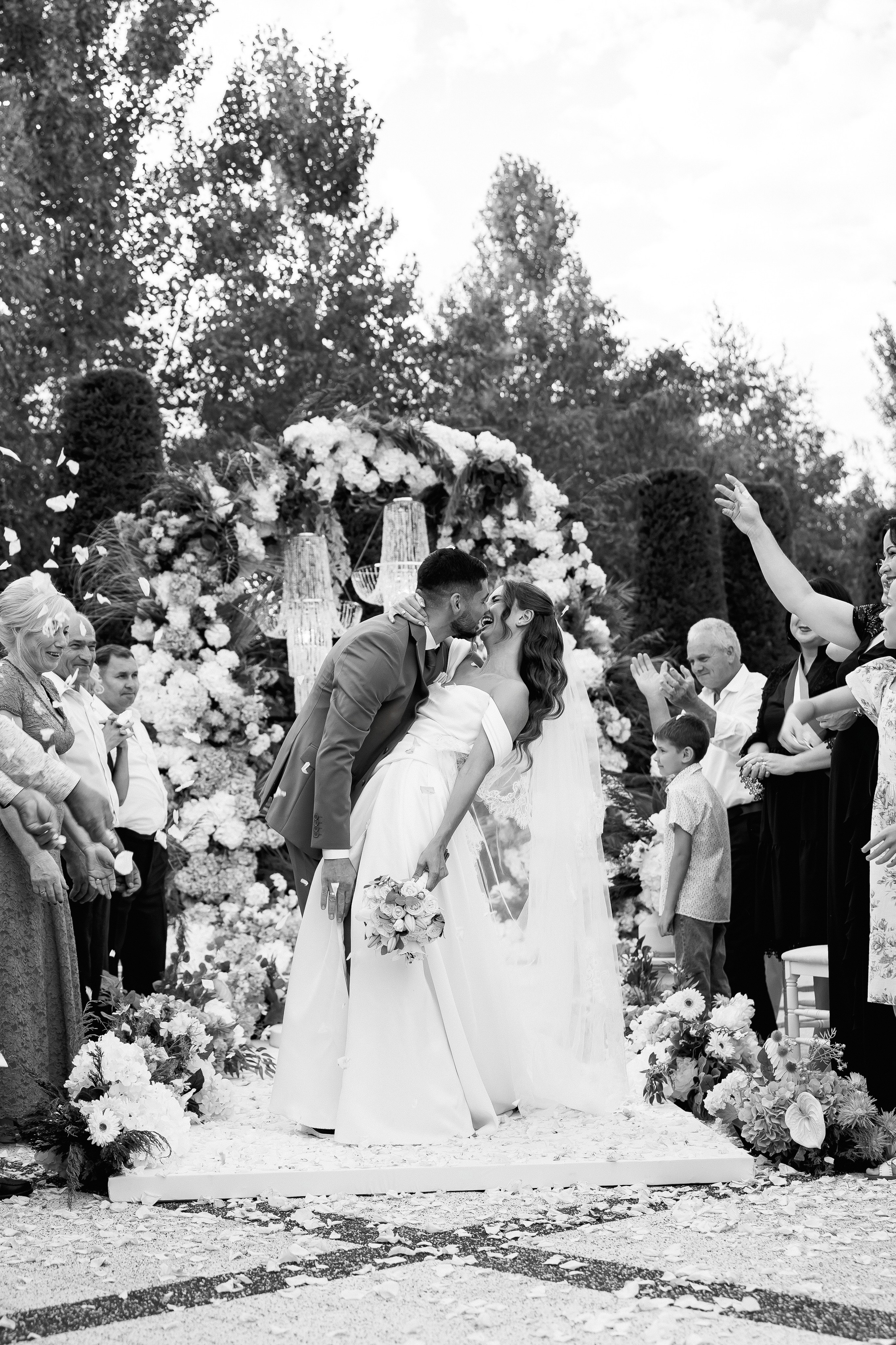 Eugen & Livia — Grand Elysee — Wedding Day. Servicii Foto și Video 067188353