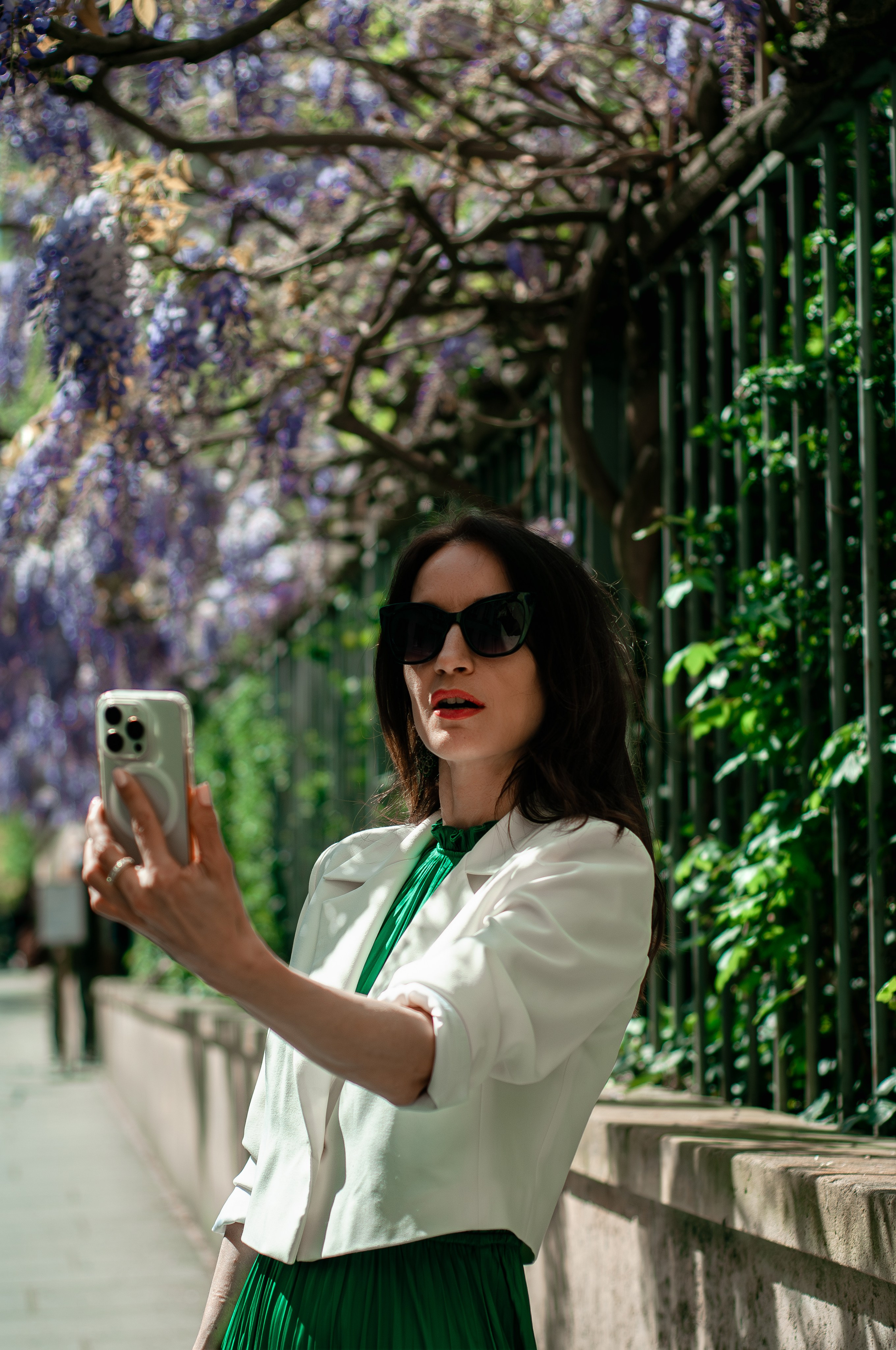 Couple photoshoot in blooming Marais. Paris photographer — Polina Osipova