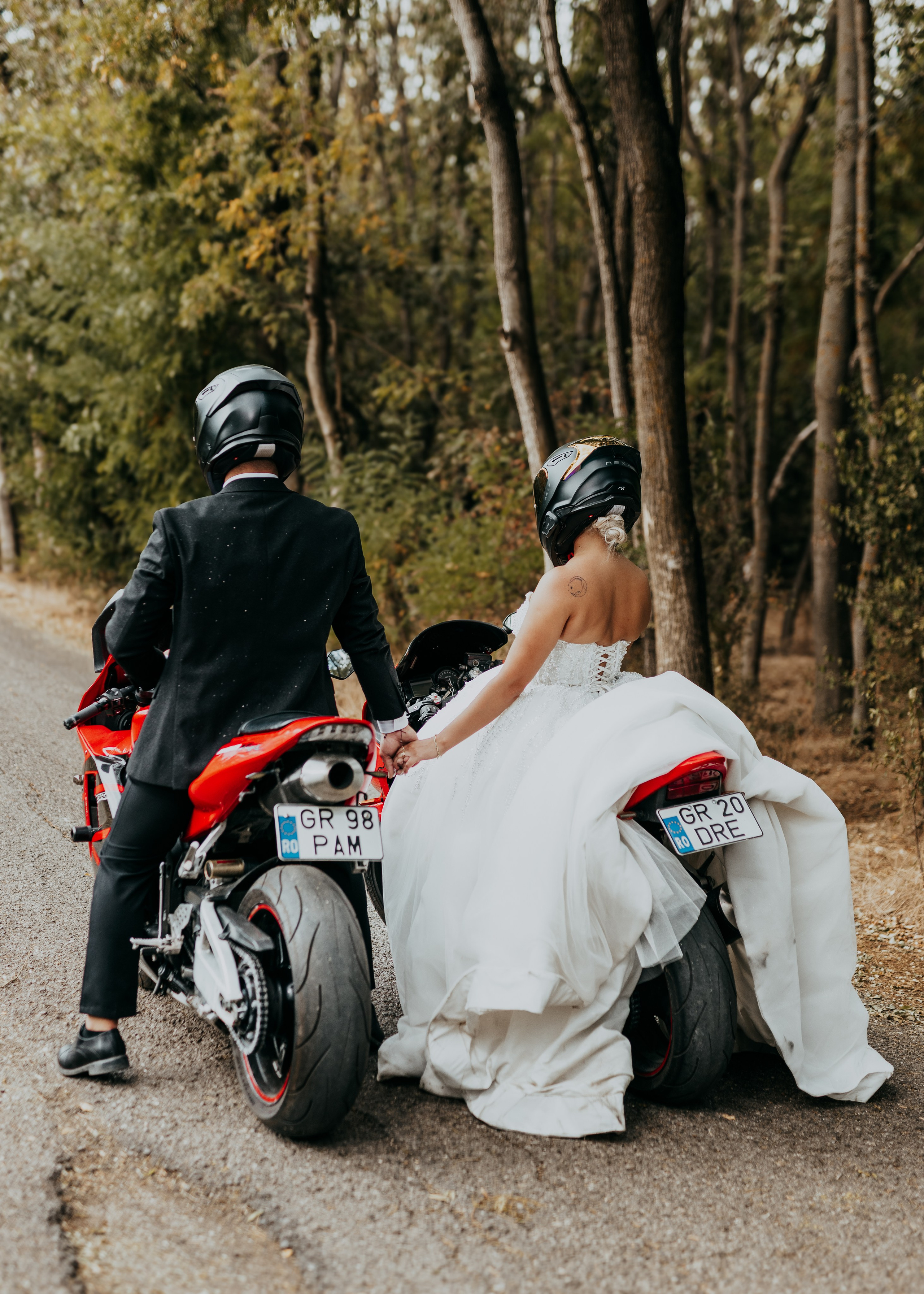 Trash the Dress cu motocicliști — ședință foto de poveste. Lucian Dedeu — Fotograf de nuntă și eveniment