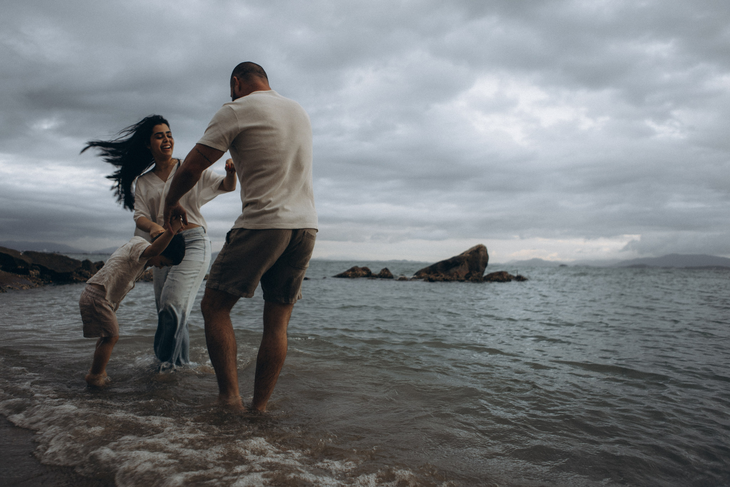 momento espontâneo de família em ensaio ao ar livre em Sorocaba