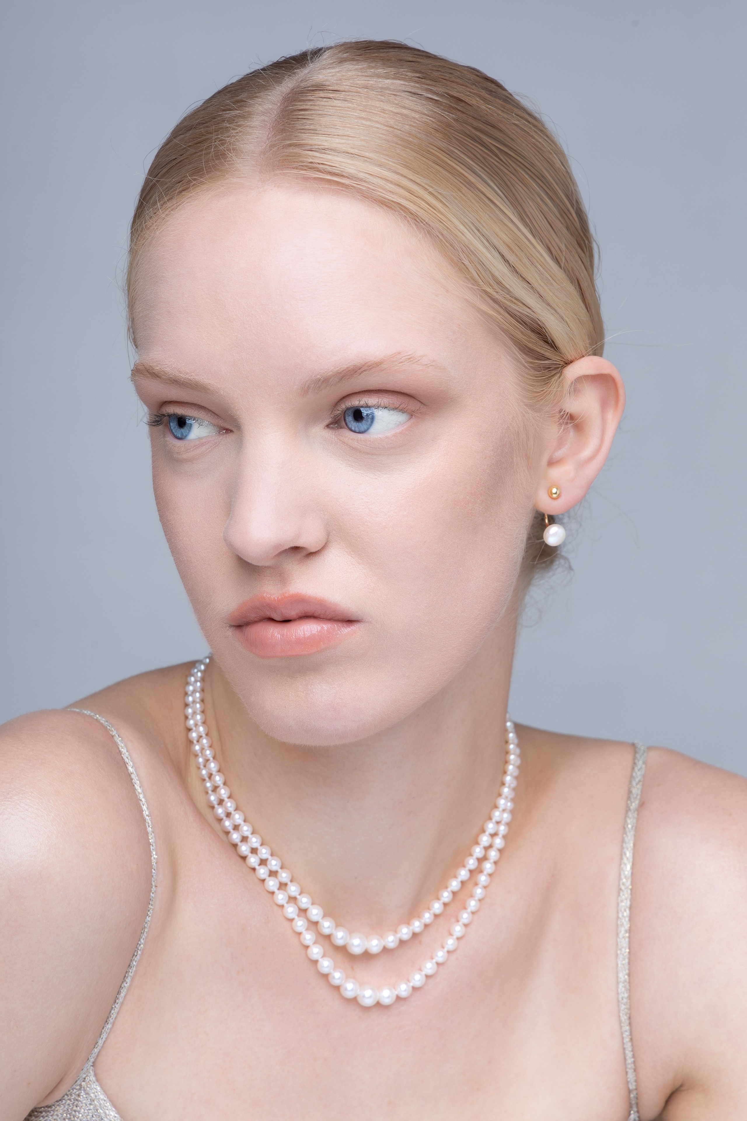 Glamour studio photo modèle , Portrait glamour d'une jeune femme en studio à Albi portant des bijoux