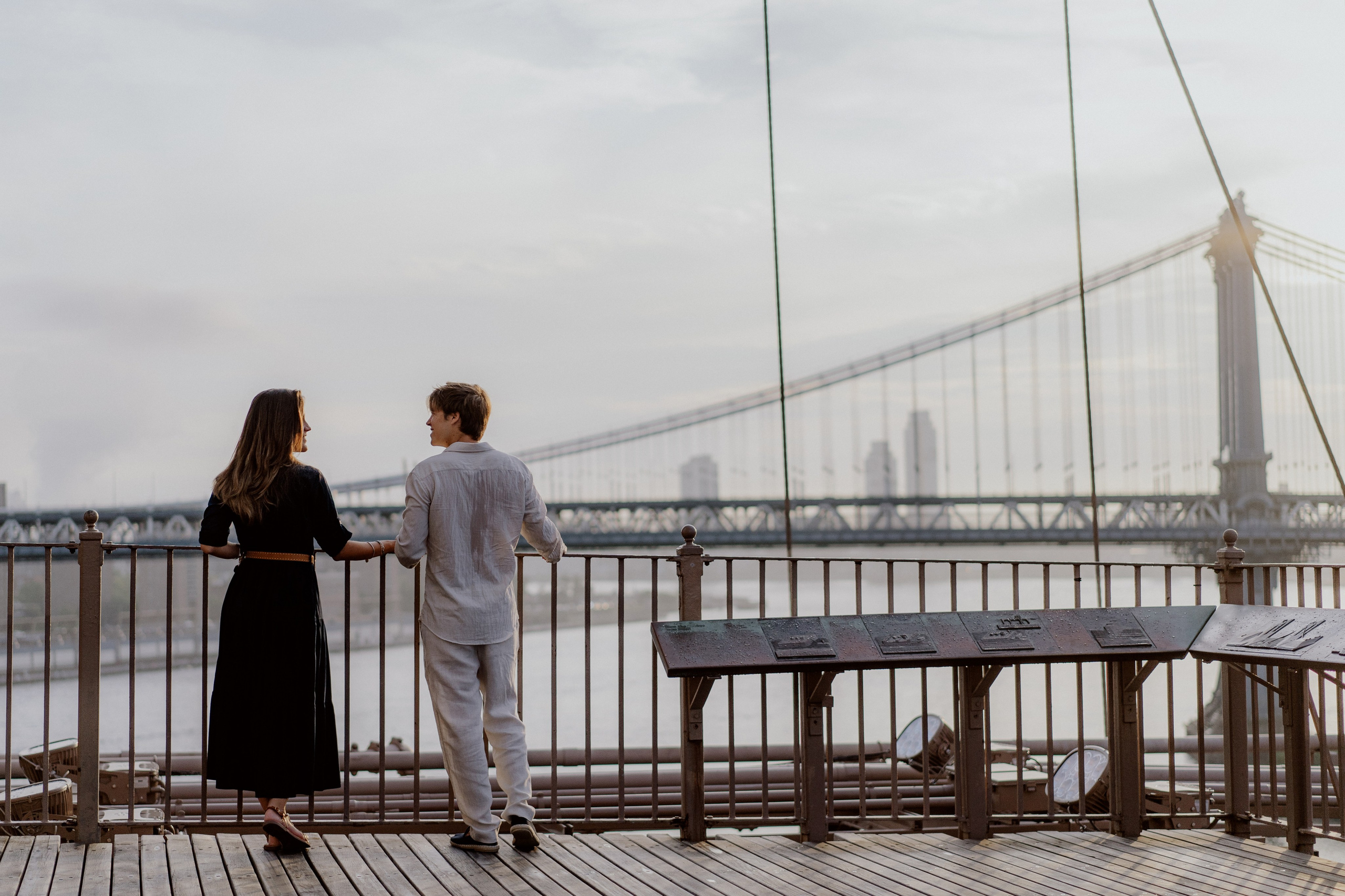 Couple in Dumbo and on the Brooklyn Bridge. Videographer and photographer in New York // MAKAROV.VIDEO
