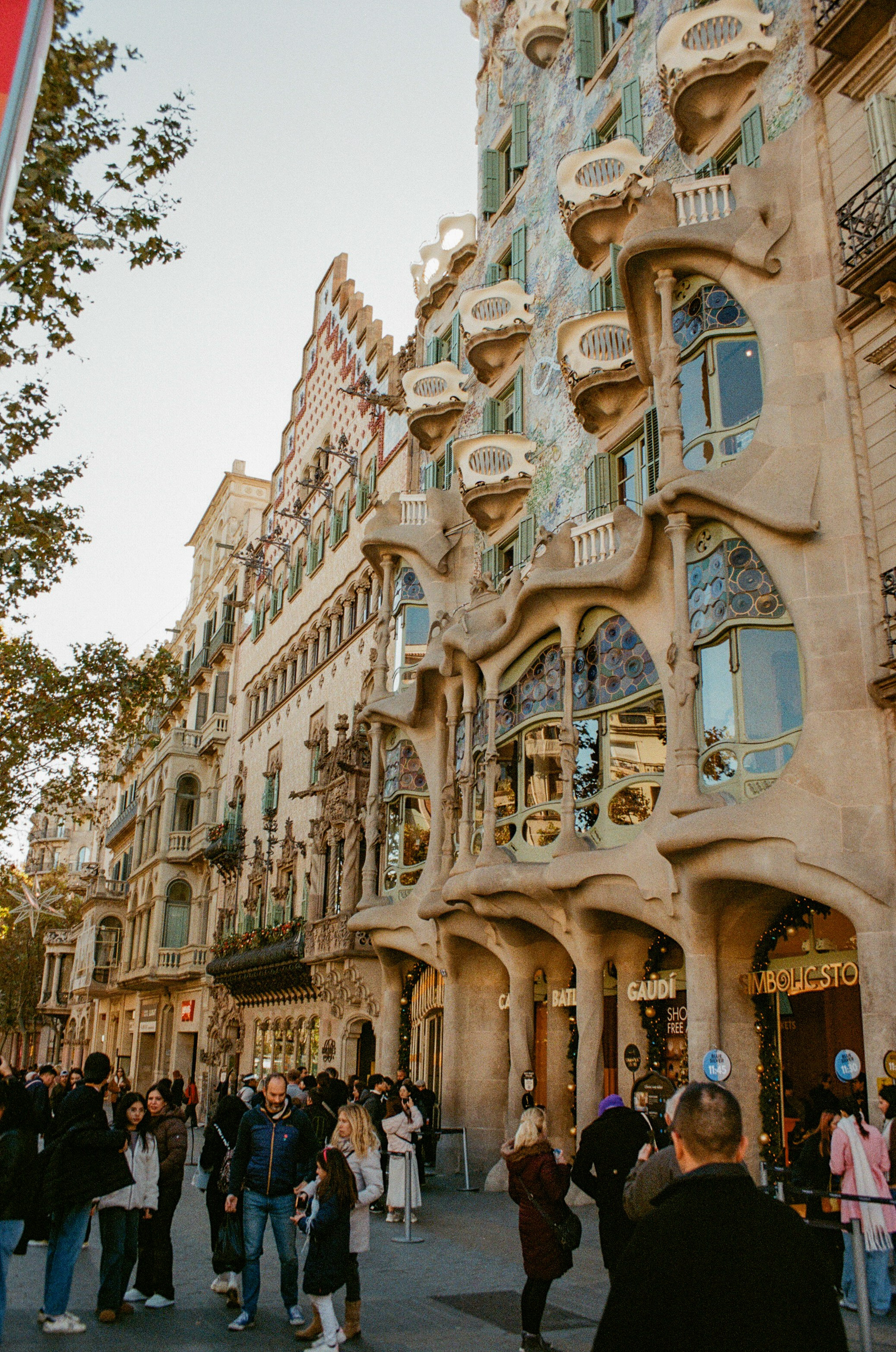 Barcelona — Light, Rhythm and Architecture. Wedding Stories — Professional Wedding Photography & Videography in Germany, Italy, Spain & all across Europe