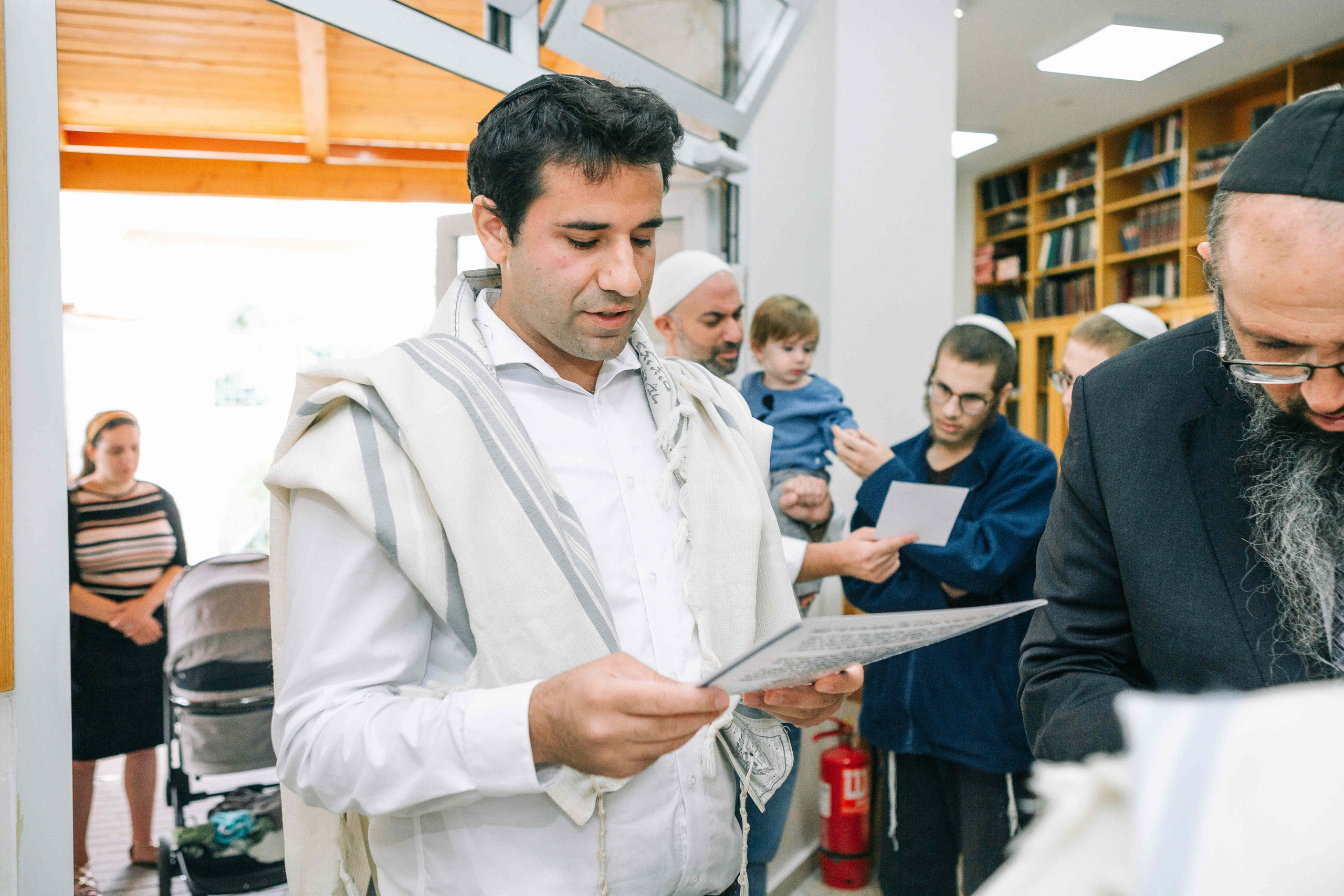 BRITH MILA IN THE SMALL SYNAGOGUE. PHOTOGRAPHER IN ISRAEL