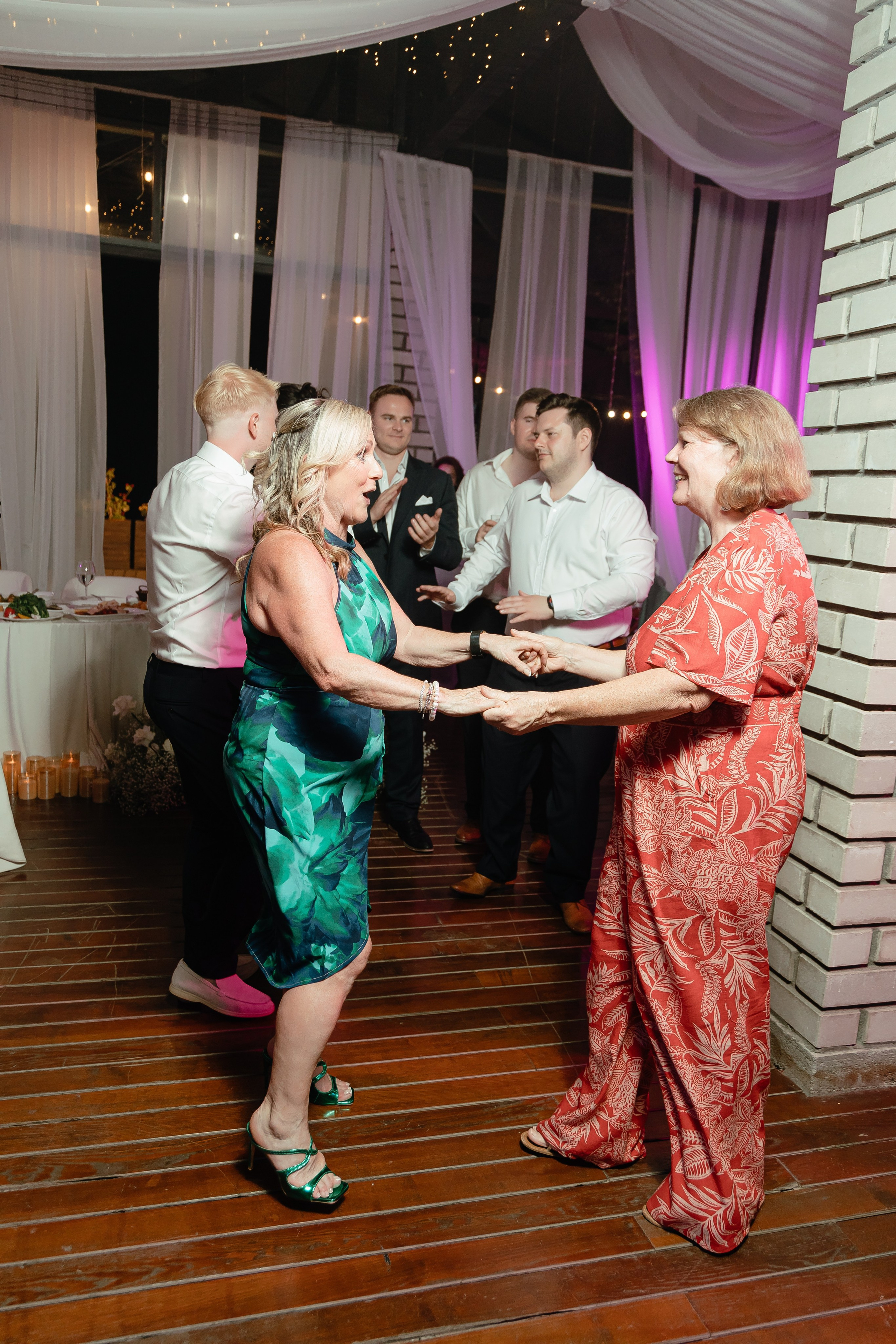 Thomas & Suyumbika. Главная