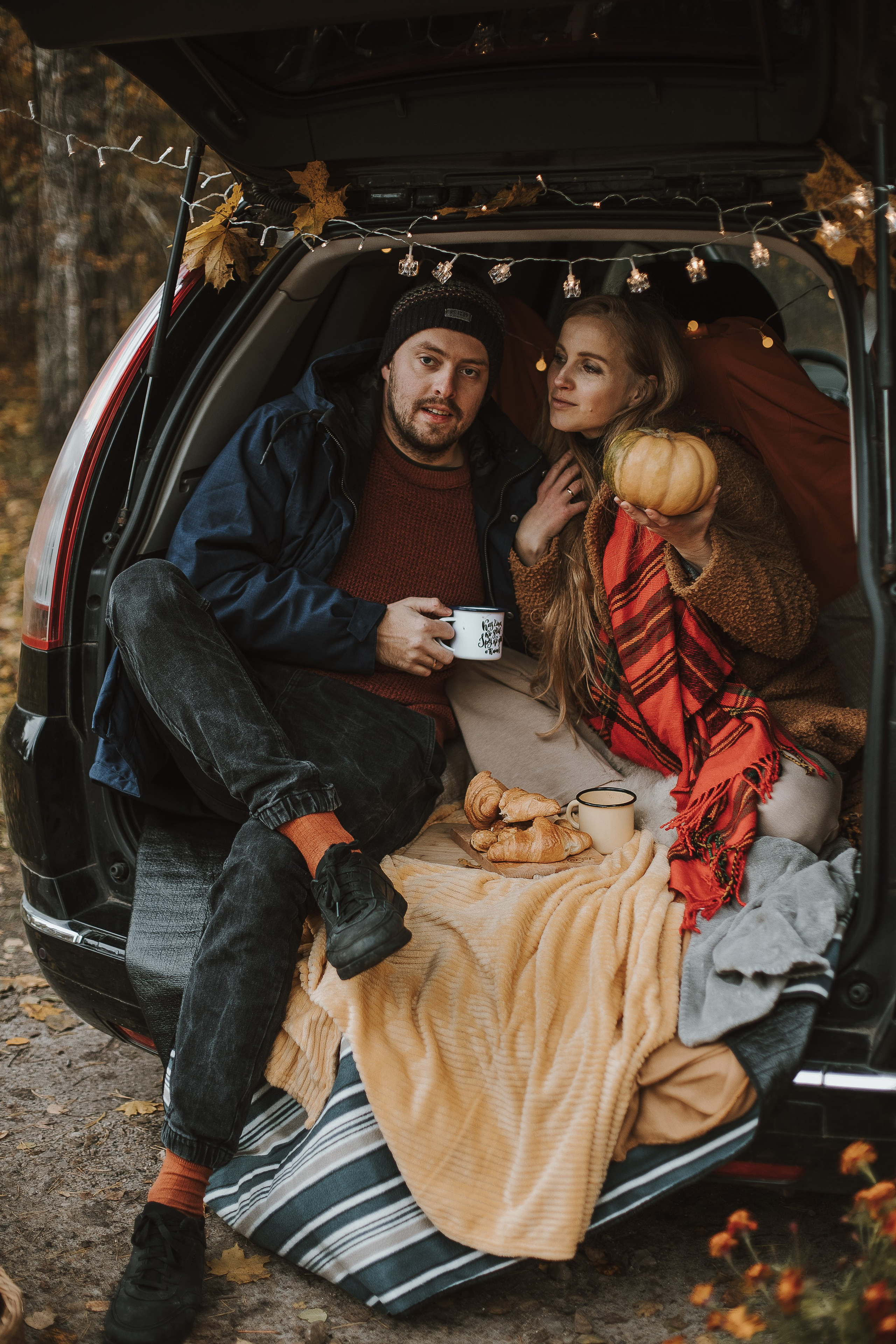 Rudens fotosesija ar mašīnu. Fotogrāfs Rīgā — Katerina Gordik