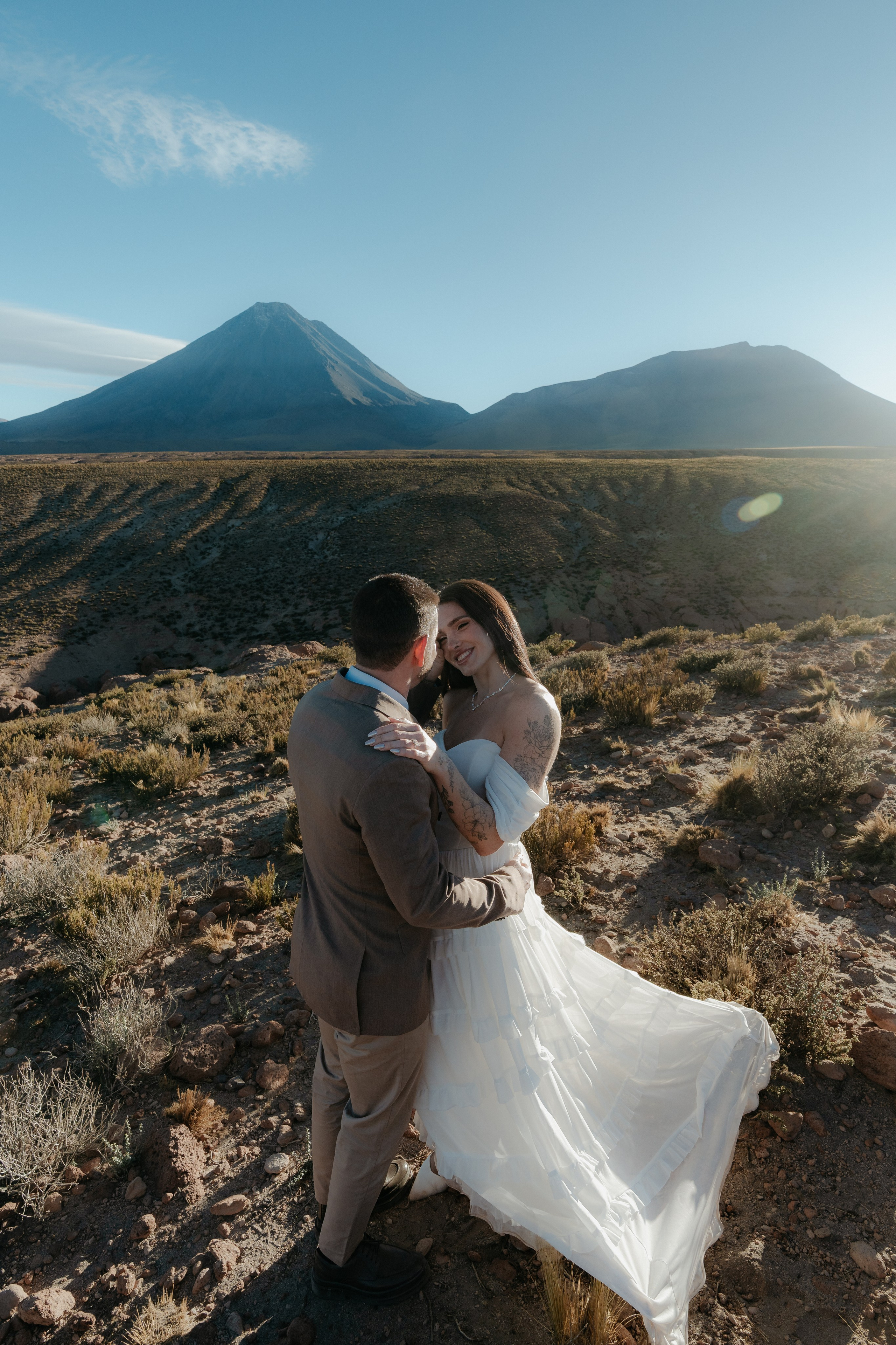 Pre-wedding no mirante do vulcão Licancabur. Photographer in San Pedro de Atacama
