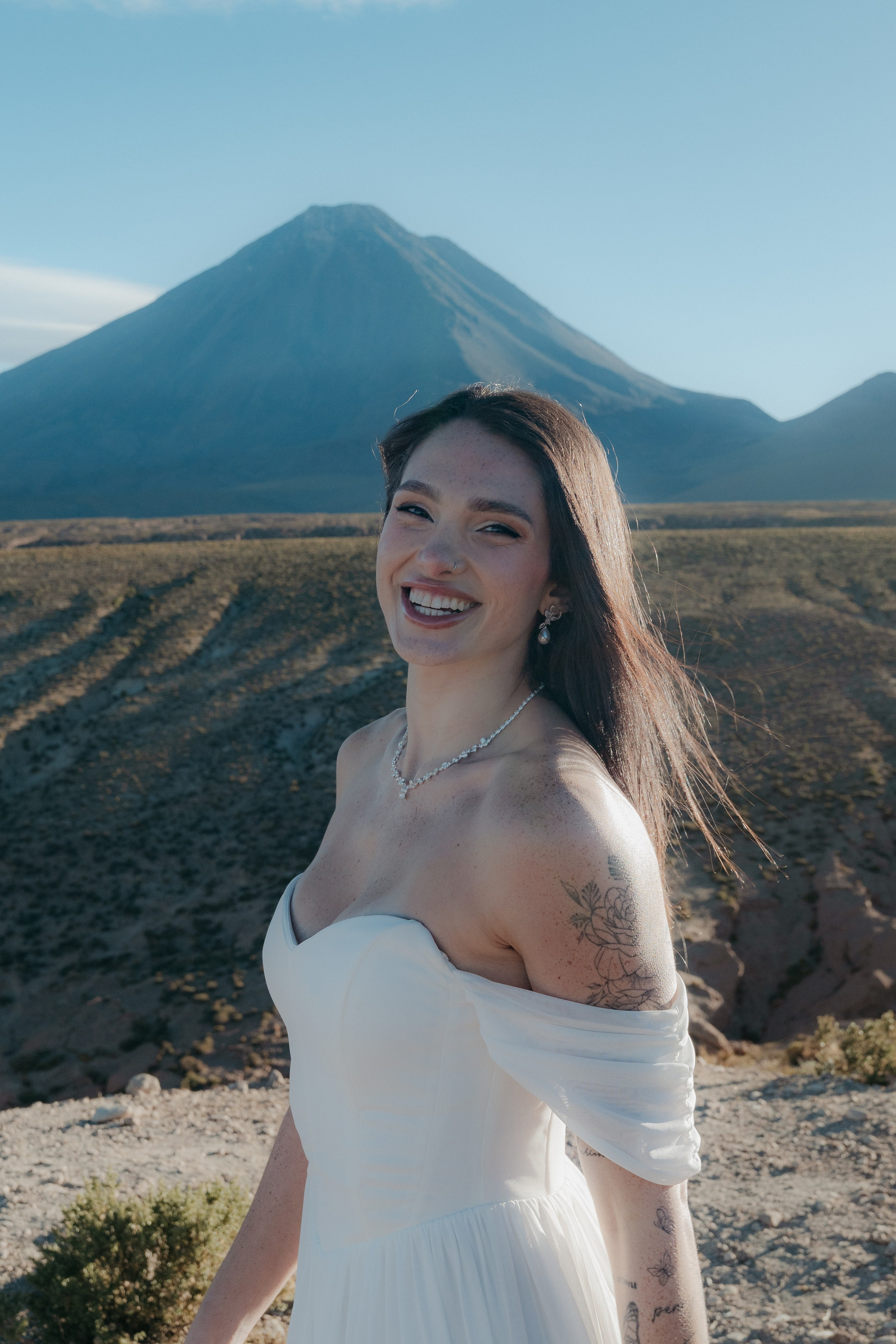 Pre-wedding no mirante do vulcão Licancabur. Photographer in San Pedro de Atacama