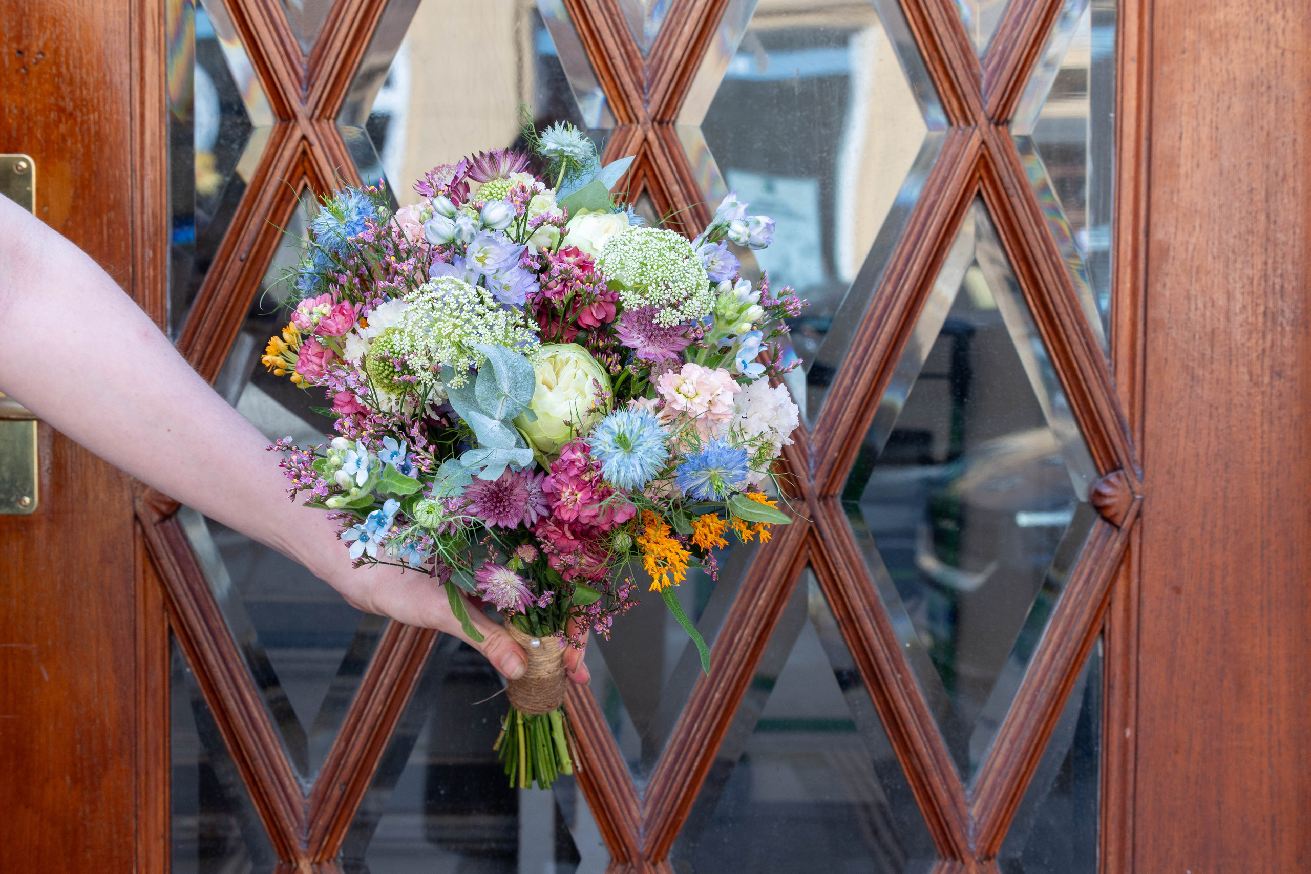 Vi skaber smukke brudebuketter til din store bryllupsdag. Med et udvalg af forskellige størrelser og former kan du være sikker på at finde en buket, der passer perfekt til din stil og brudekjole.