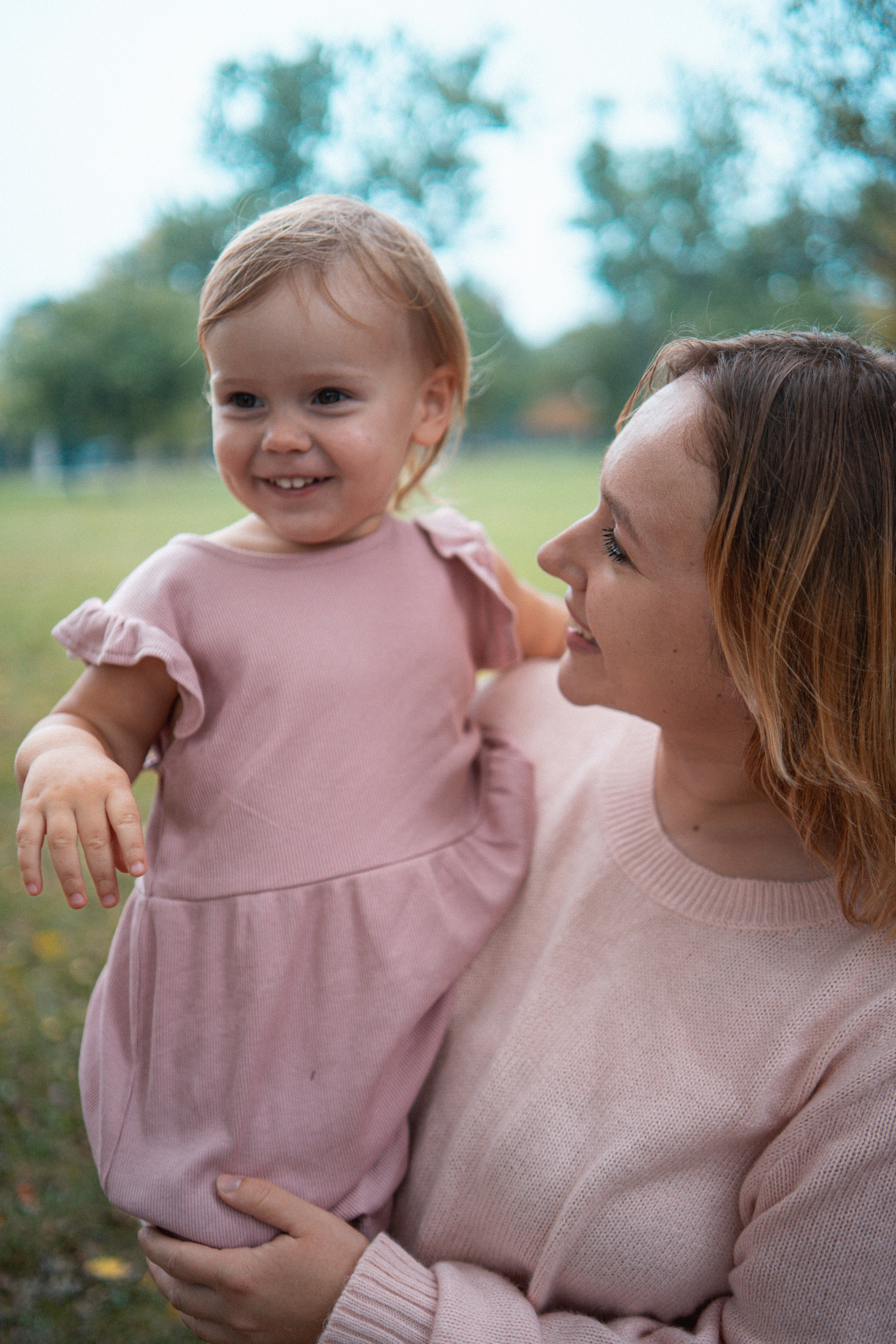 Family photographer in Windsor for stylish and heartfelt outdoor photoshoots.