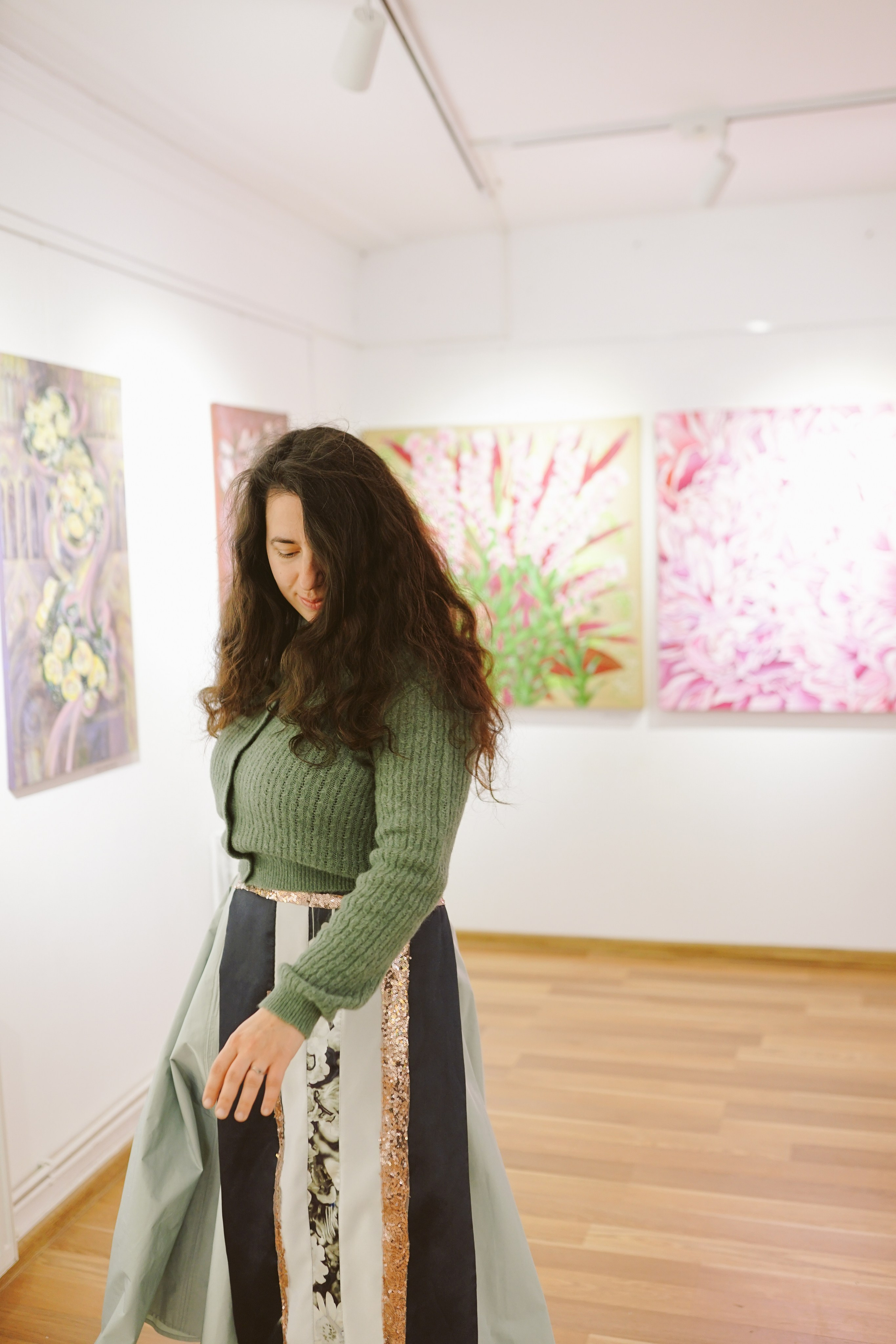 Expoziție Foto Maternitate Brașov | Mădălina Beda. Madalina Beda- Artist vizual, fotograf, doula la nastere, consultant babywearing Brasov si in toata tara