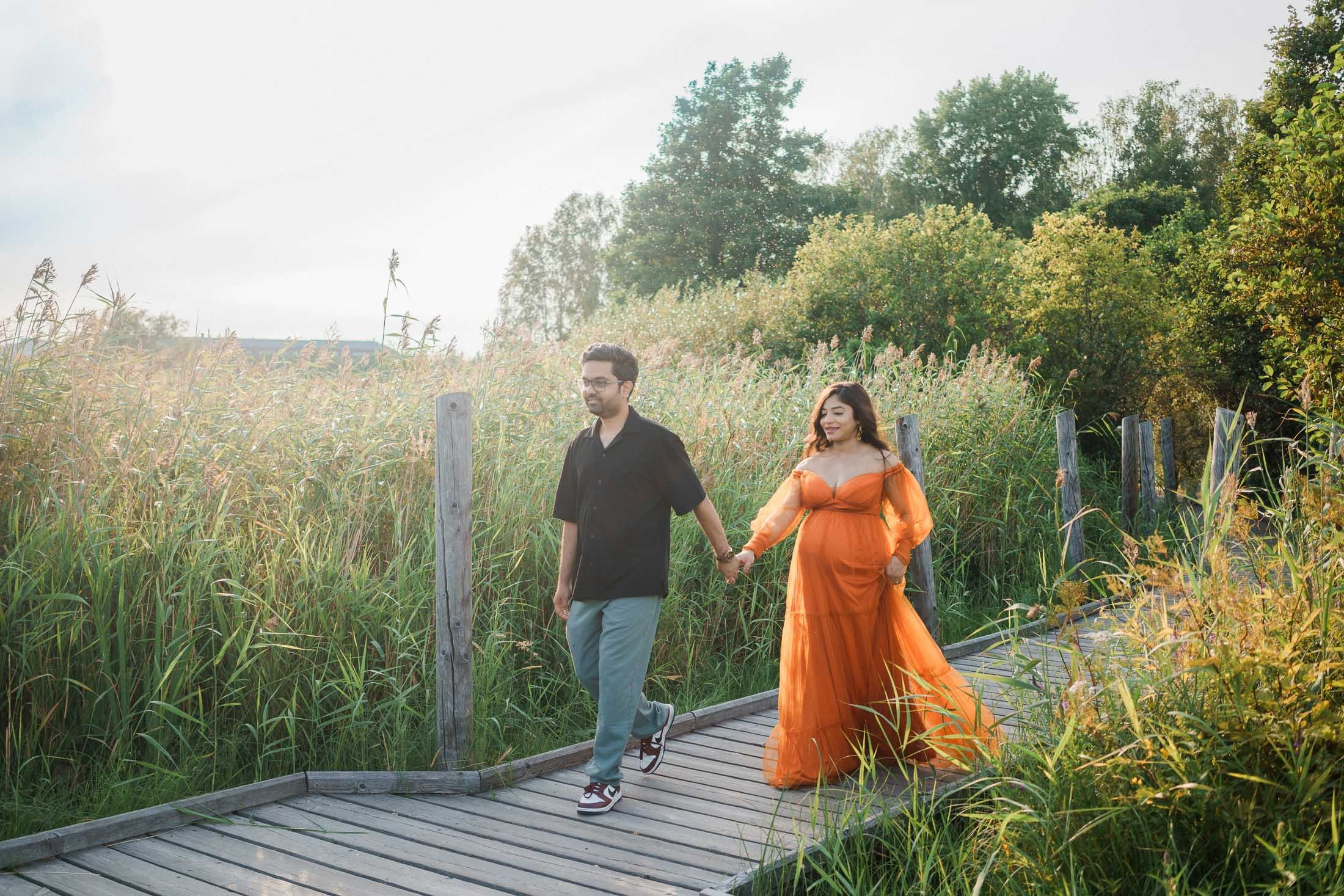 Onnellinen pari odotusajan kuvauksissa. 