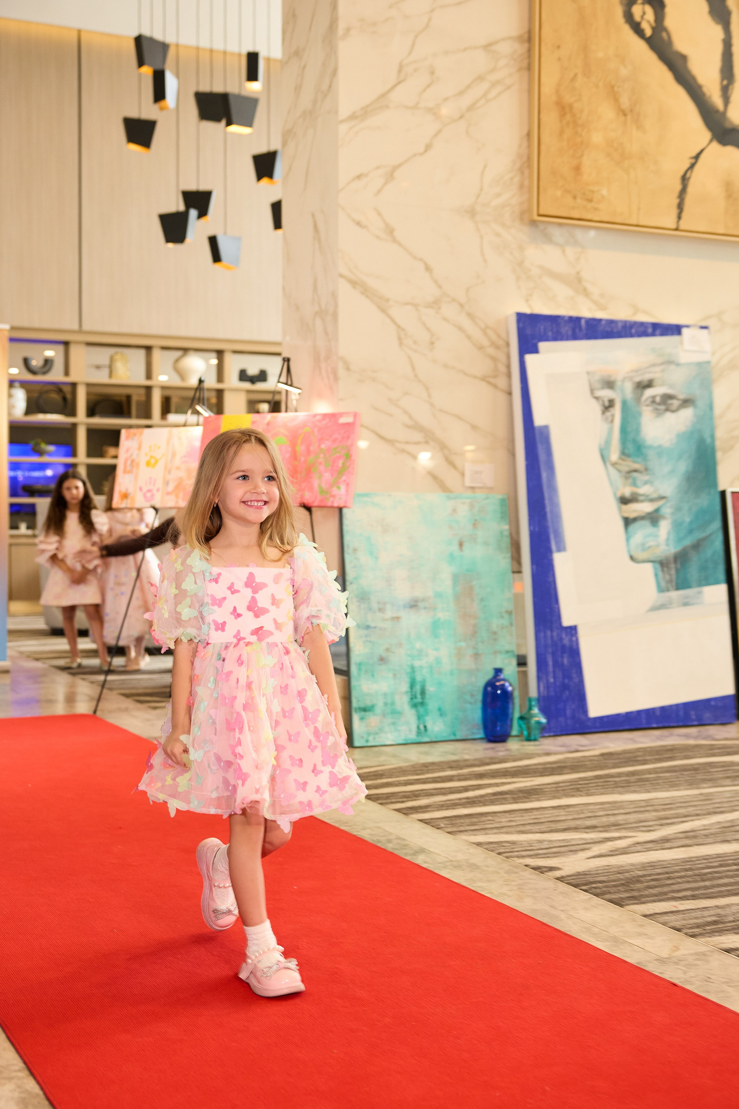 Авторская благотворительная художественная выставка Дианы Бортник. Фотограф Юлия Маковеева