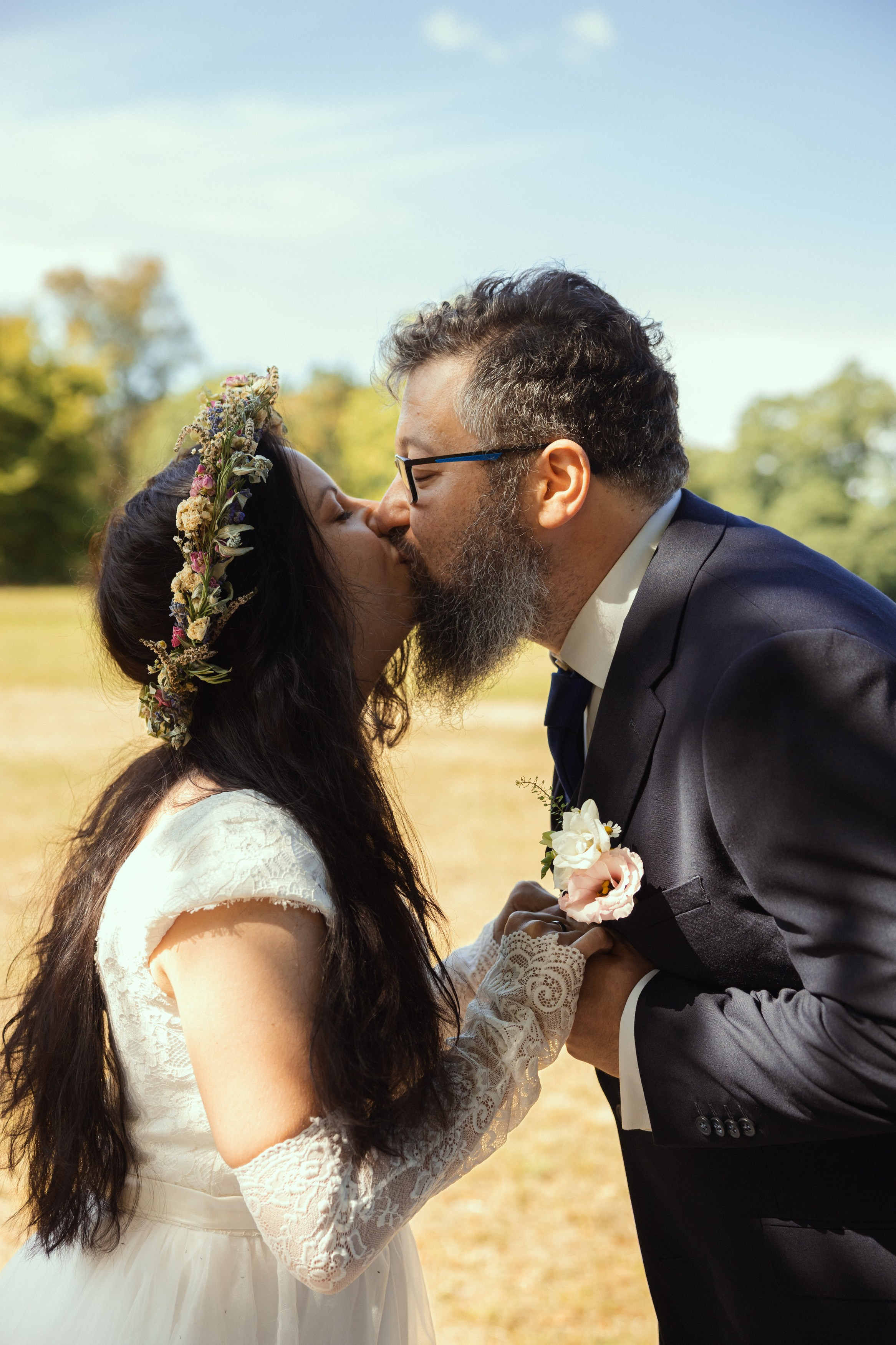 svatební portrét nevěsty v Písku a okolí Strakonice, Vodňany – jemná krása, bílé krajkové šaty a přirozený úsmě