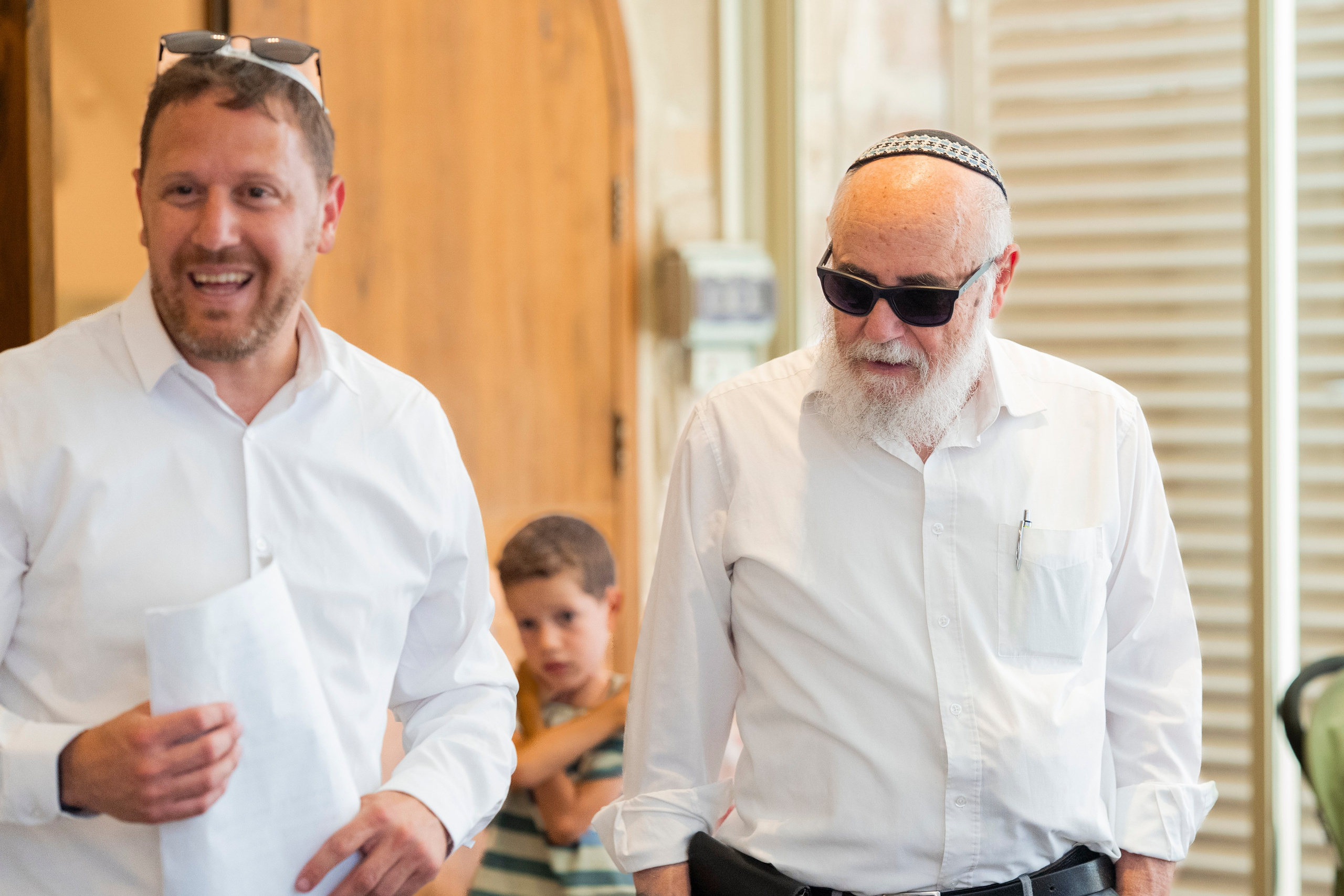 הנחת התפילין רפאל לוי. יוסף מזרחי צילום חתונה, ברית וזוגיות. צלם מקצועי שאוהב להוציא אתכם הכי יפים ברגעים הכי מרגשים