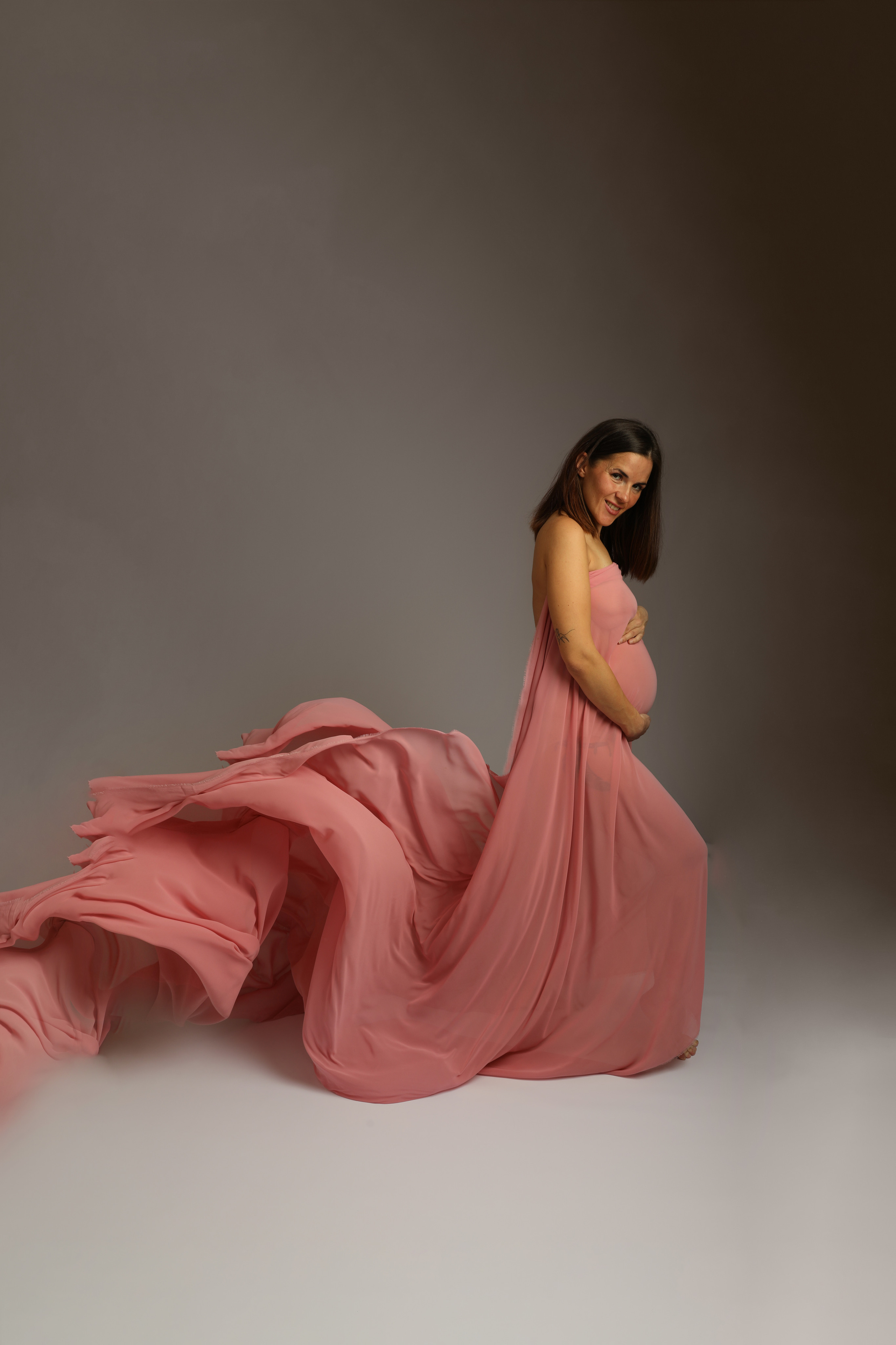 Nueva Sesión Embarazo En Estudio. Fotografía de Eventos, Embarazo y Familiar en Pirineos