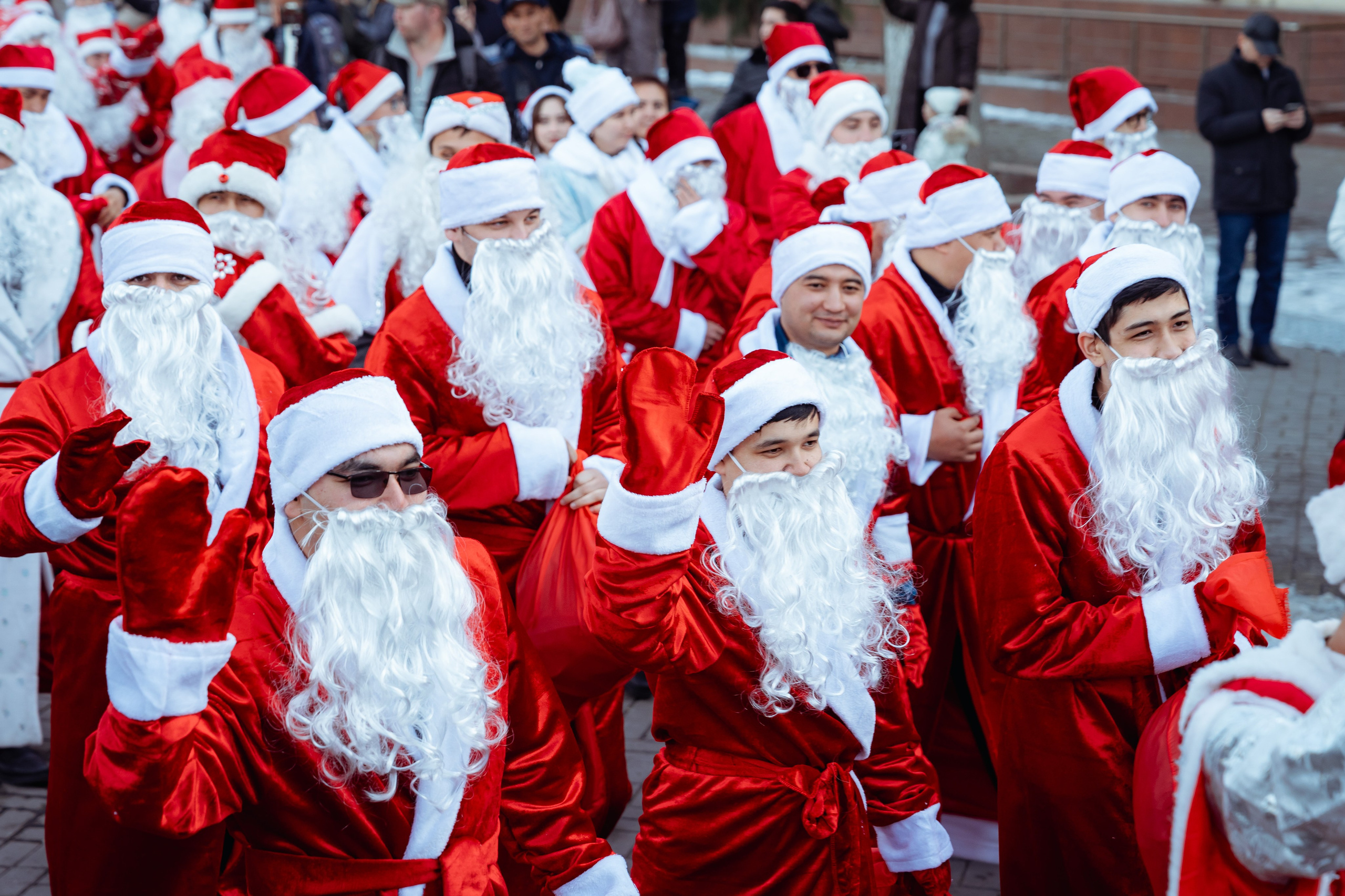 Парад Дедов Морозов. Георгий Намазов | Фотограф в Ташкенте