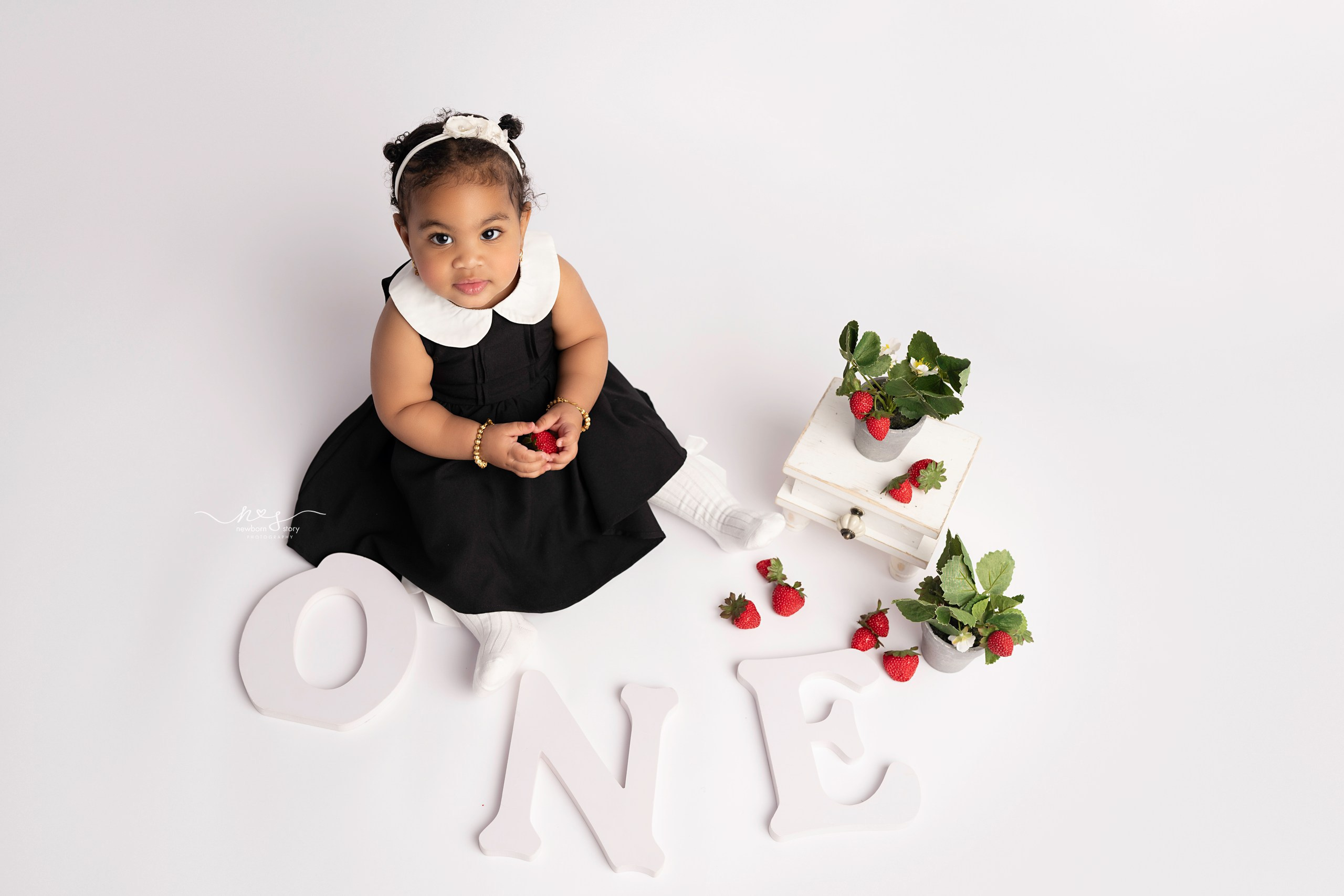 CAKE SMASH PHOTOGRAPHY. Newborn, Sitter and Cake Smash Photographer in Doha, Qatar