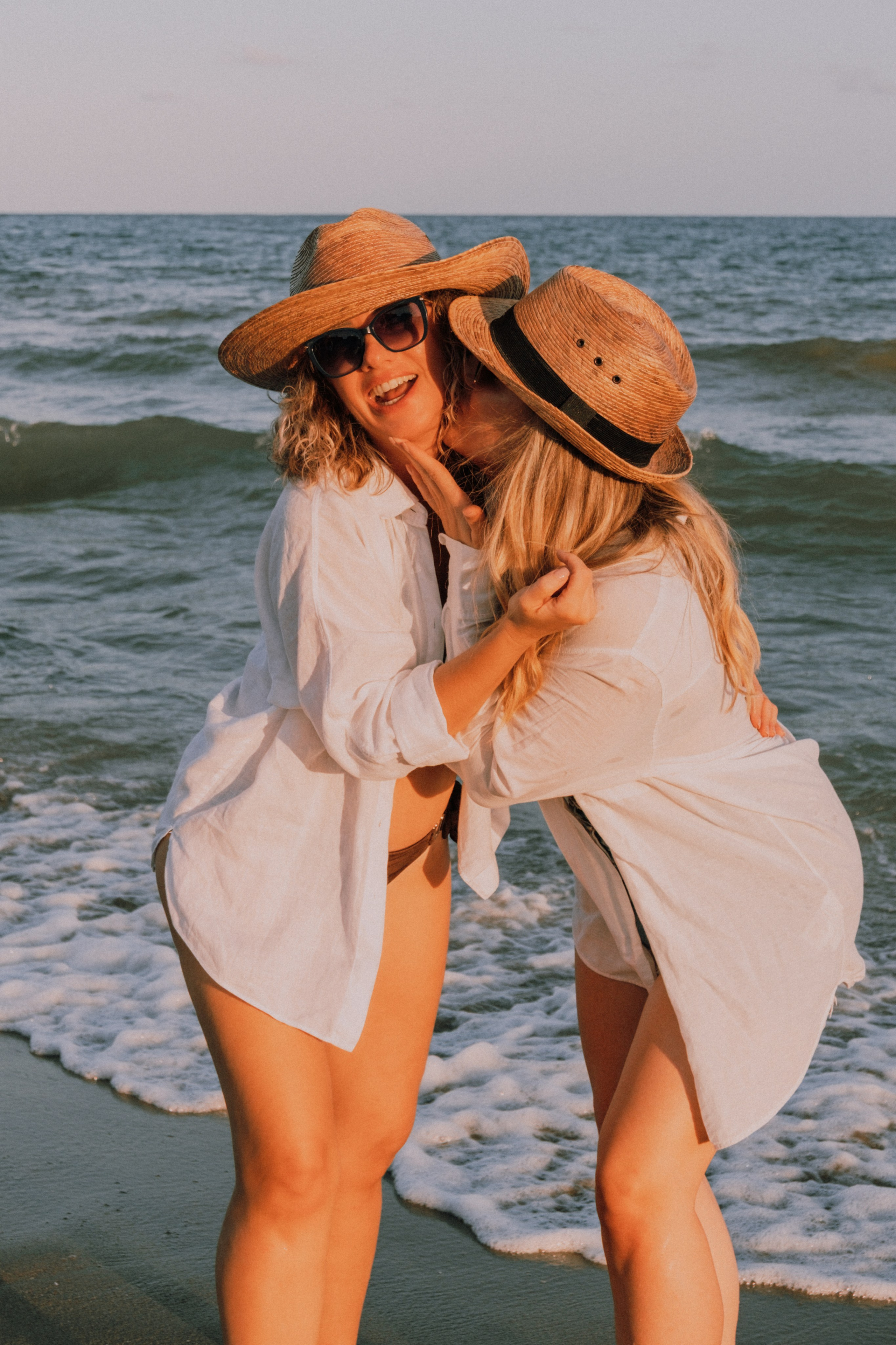 Sesión de amigas en la playa. Fotografía profesional en Calafell - Elena Medvedeva