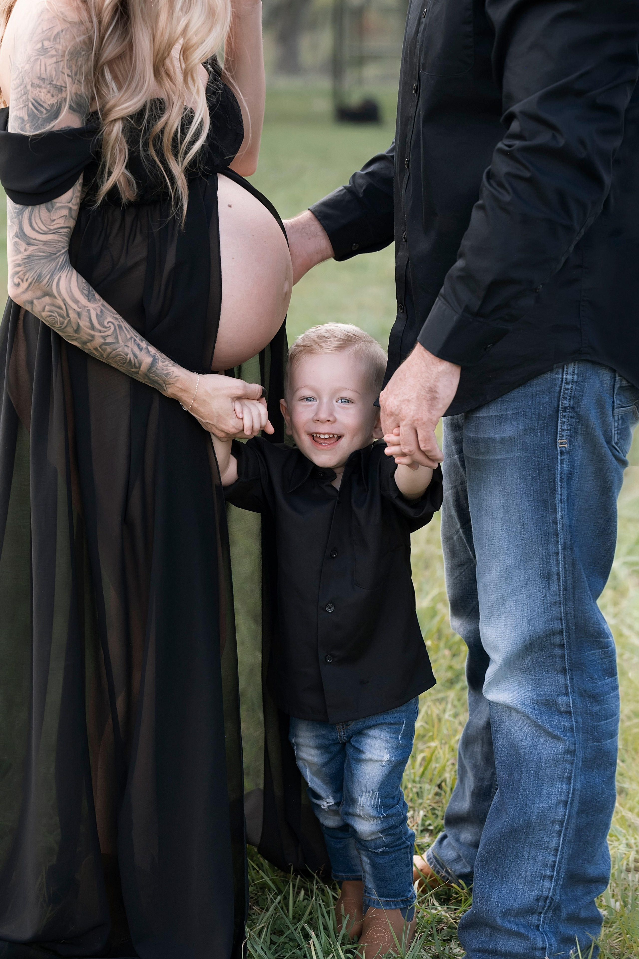 Maternity session outside. Portrait, kids and family photographer in Wesley Chapel Alina Alice Osipova