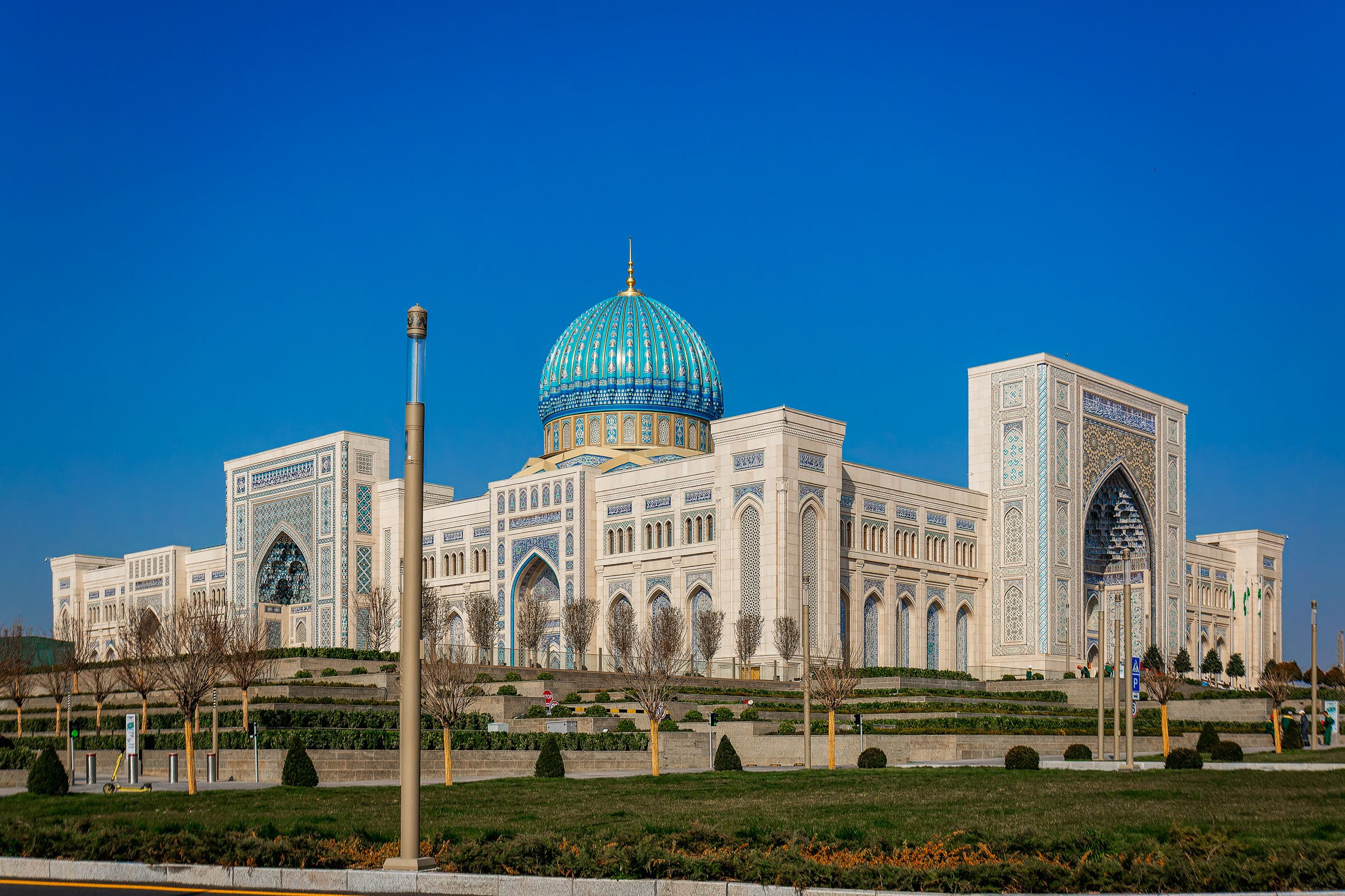 Архитектурная и интерьерная съёмка в Ташкенте — фасад и холл отеля