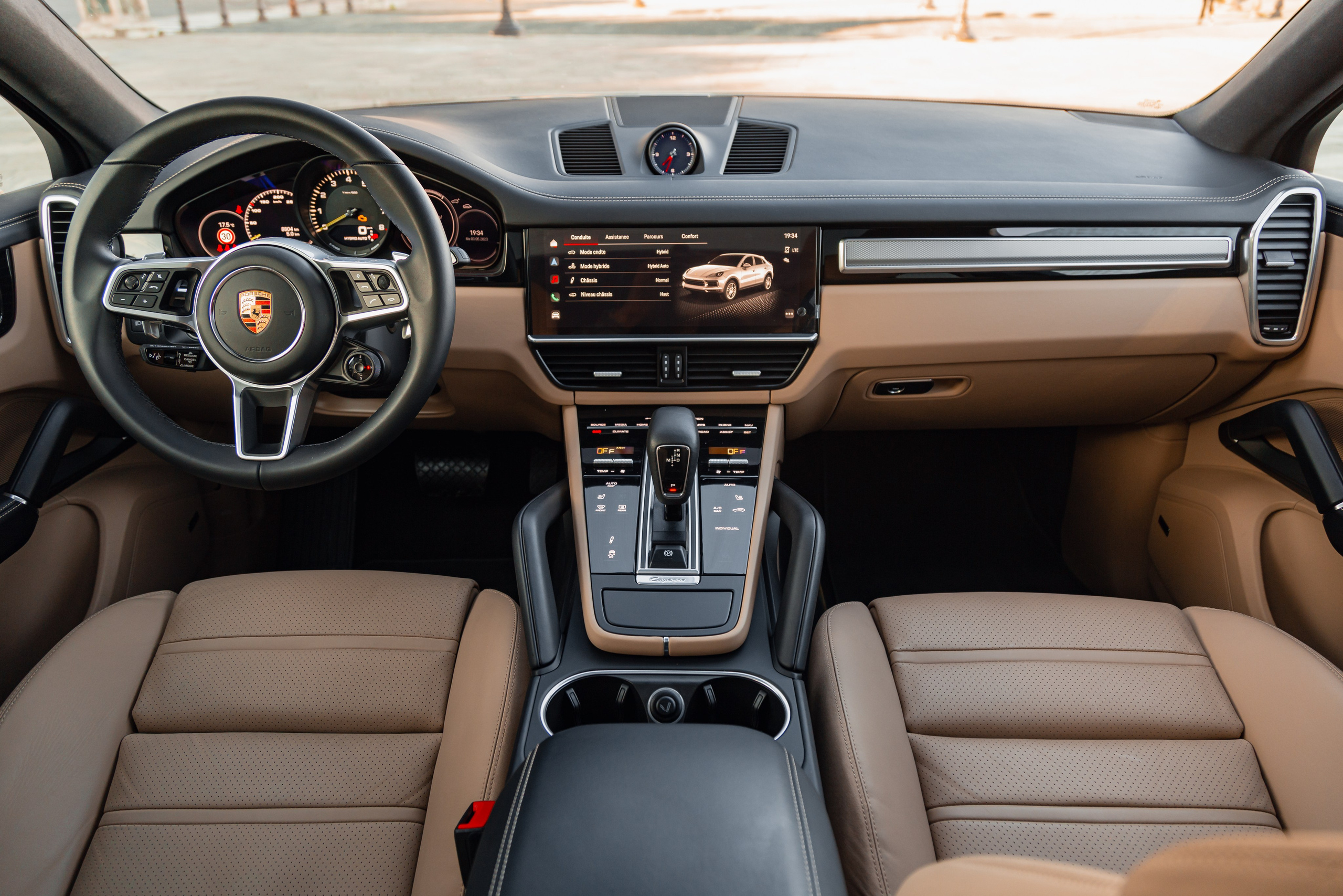 Porsche Cayenne E-Hybrid. Photographer in Paris — Vitalii Motruk