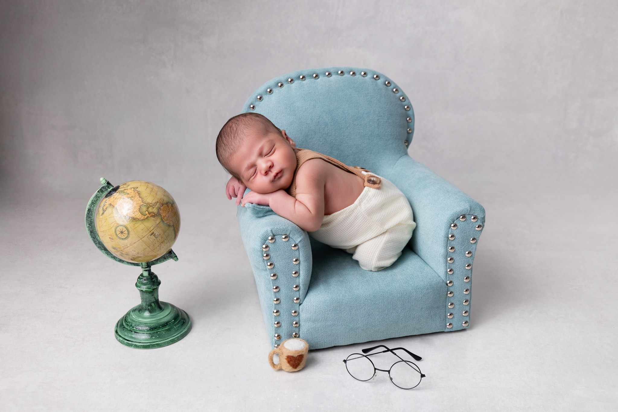 Professional family, maternity & newborn photographer in North Charleston, SC, creating timeless portraits