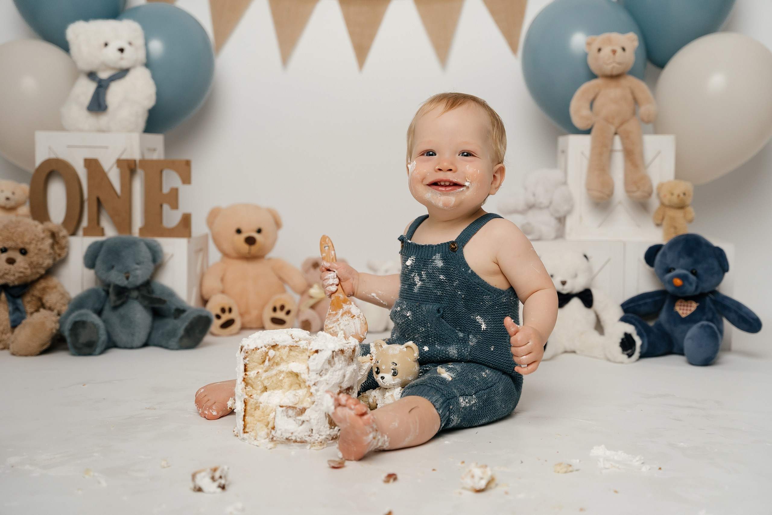 First birthday cake smash session. Newborn and family photographer. Hills District. Sydney