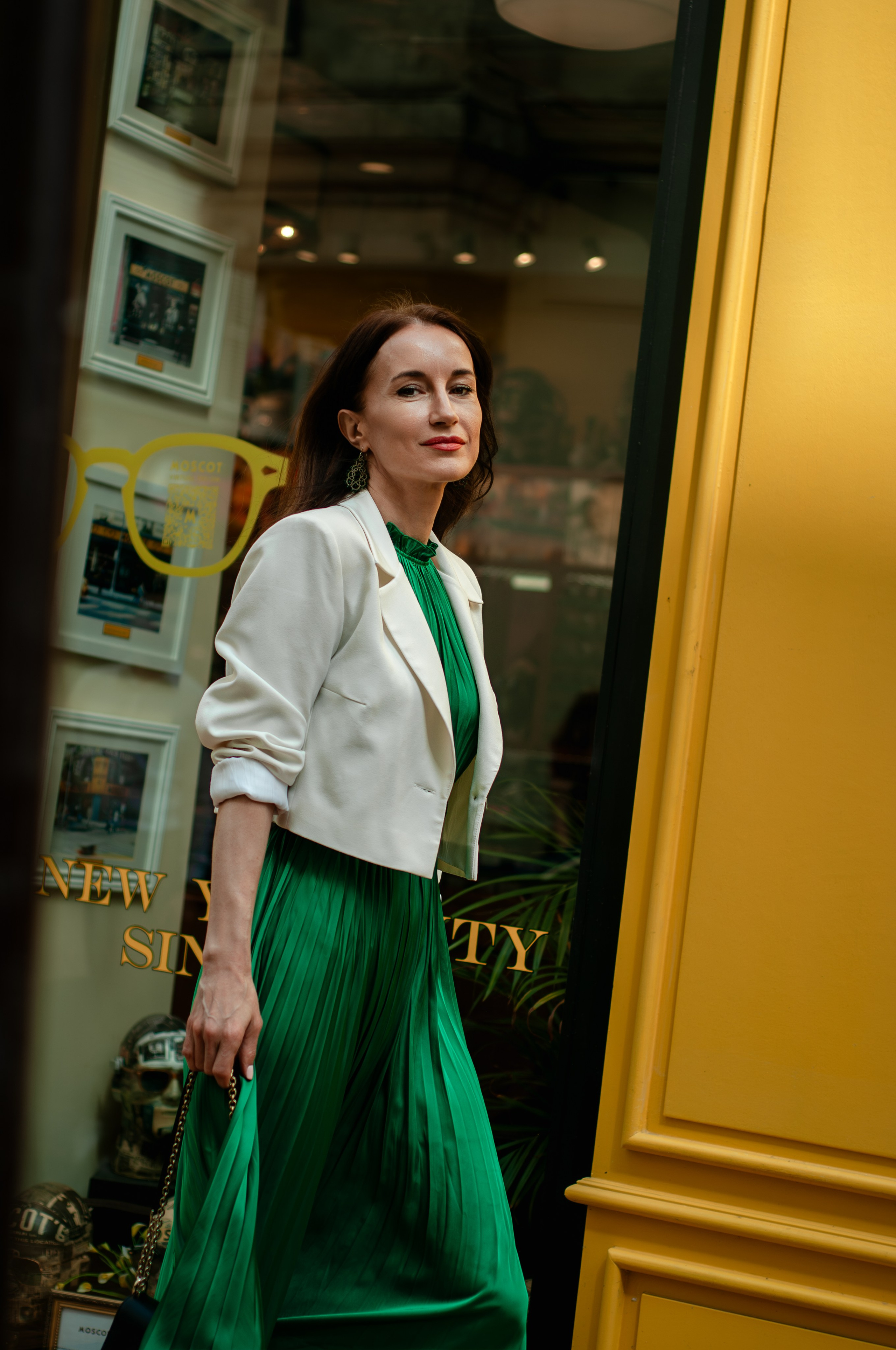 Couple photoshoot in blooming Marais. Paris photographer — Polina Osipova
