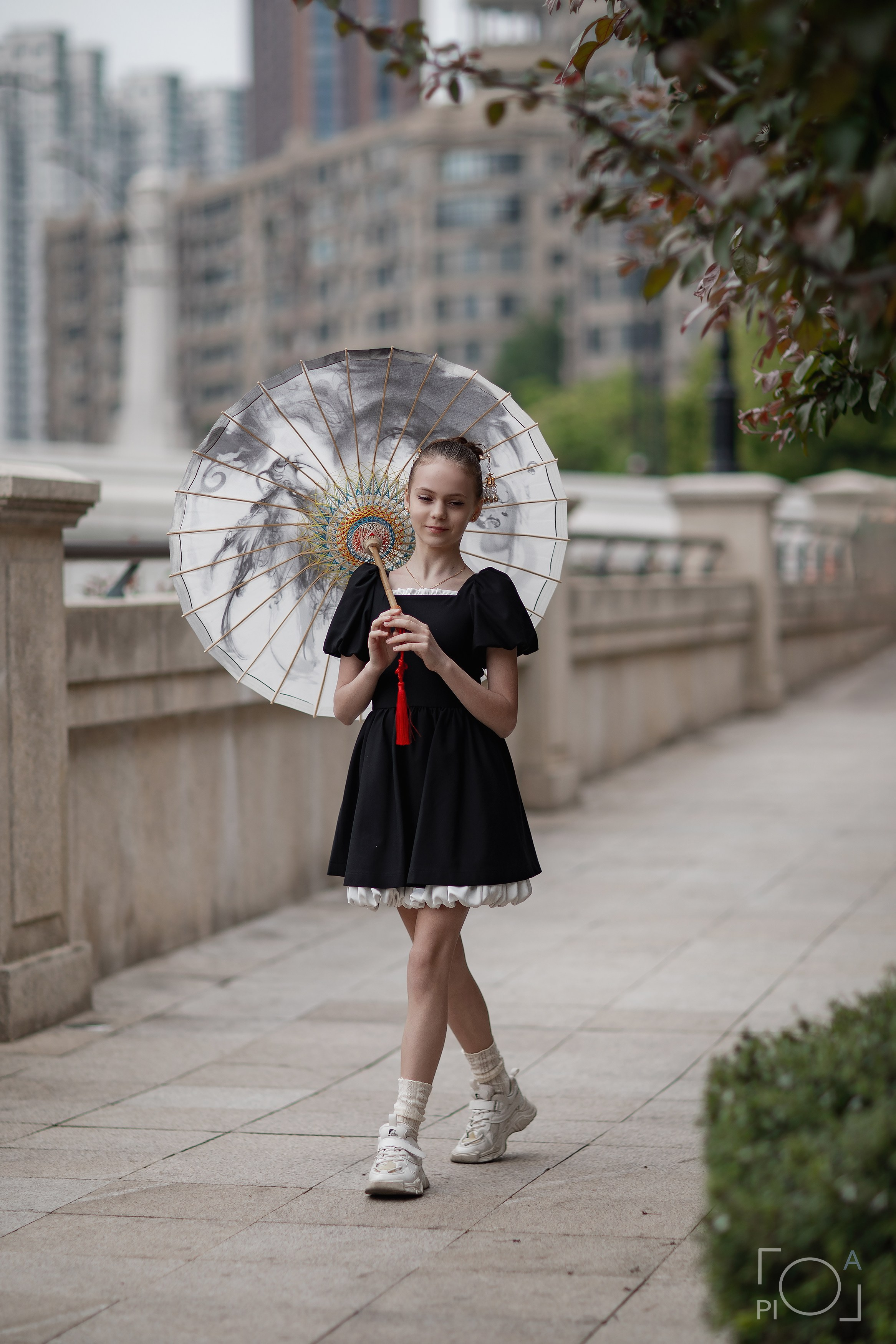 Фотосессия в Шанхае для девочки 11 лет, в черном платье. Девочка с китайским белым папирусным зонтиком