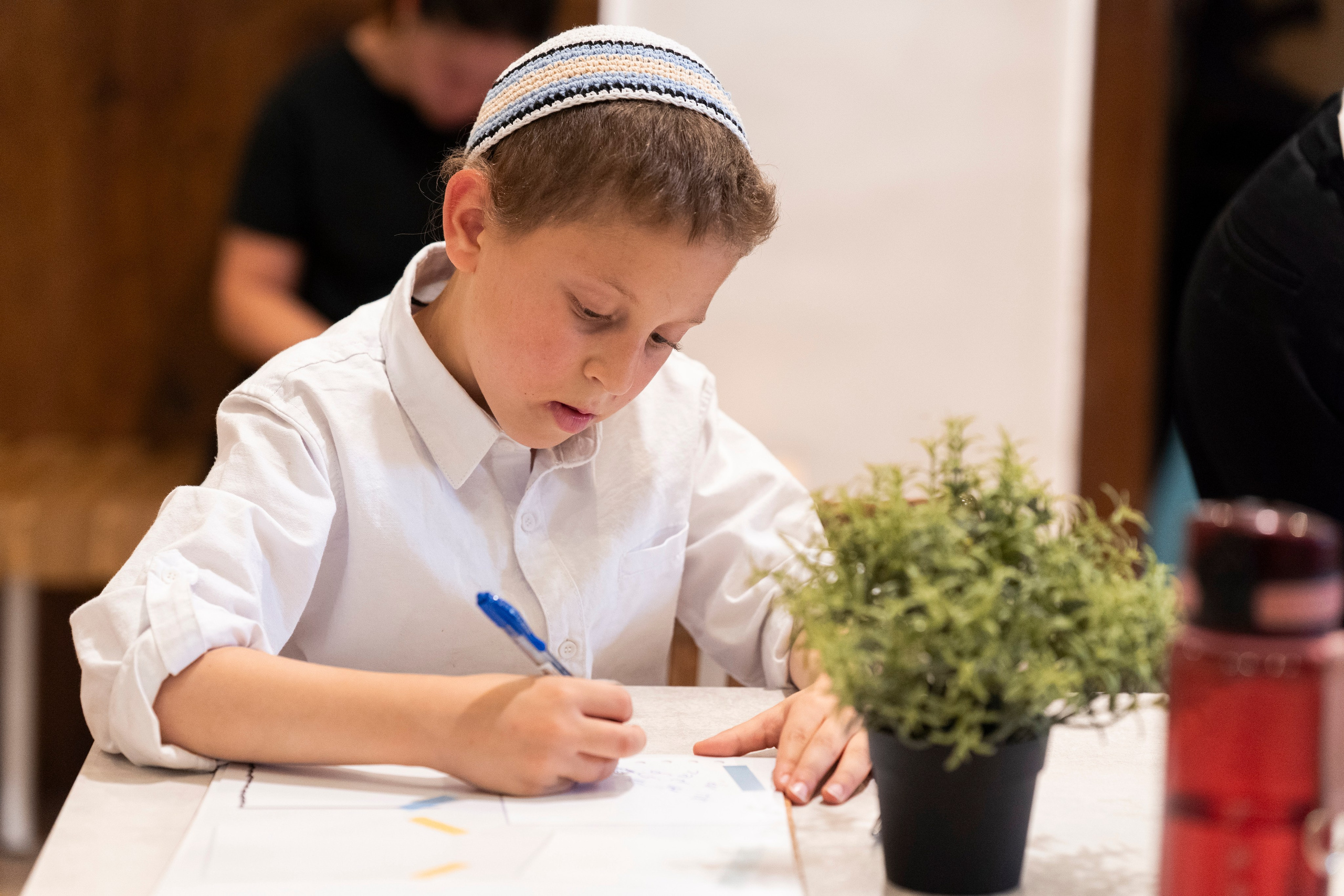 הנחת התפילין רפאל לוי. יוסף מזרחי צילום חתונה, ברית וזוגיות. צלם מקצועי שאוהב להוציא אתכם הכי יפים ברגעים הכי מרגשים