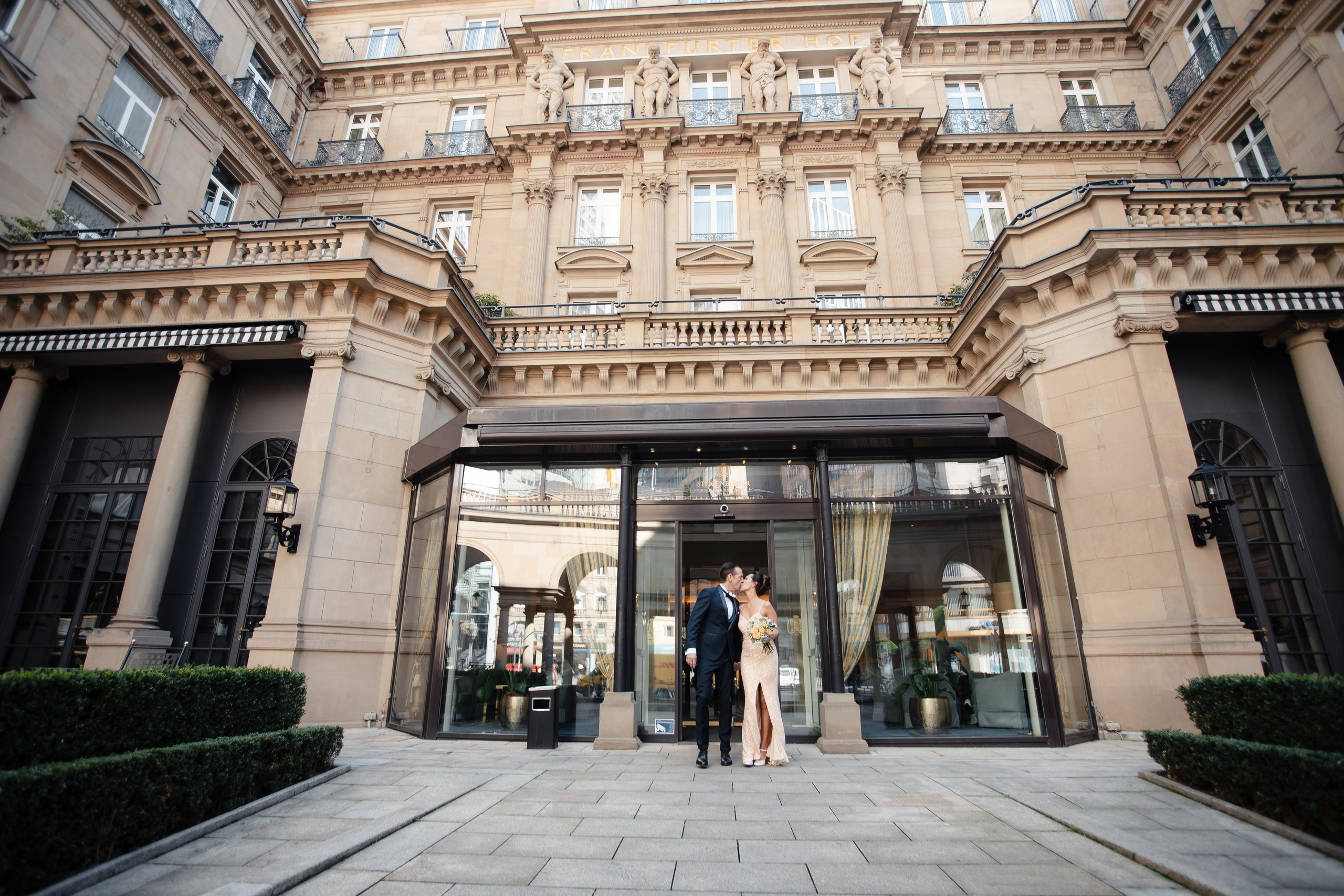 Brautpaar vor dem Steigenberger Frankfurter Hof in Frankfurt am Main während eines eleganten Hochzeitsshootings