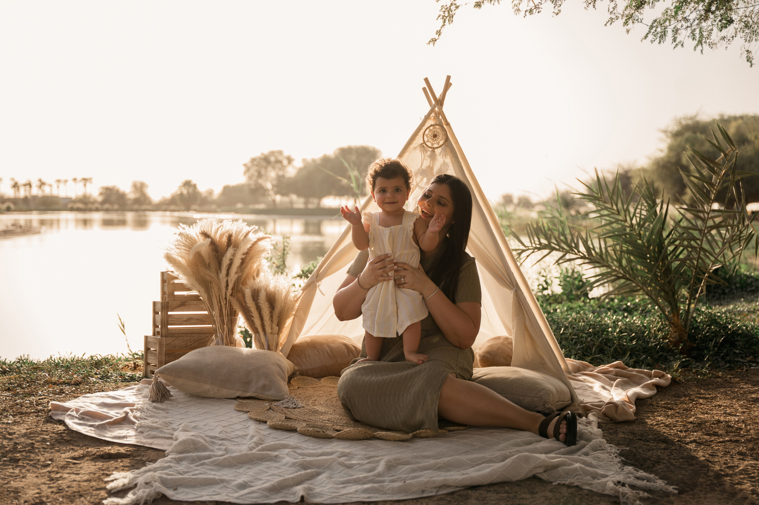 Family fun and cake crush. Angela Iakovleva — Family Photographer in Dubai