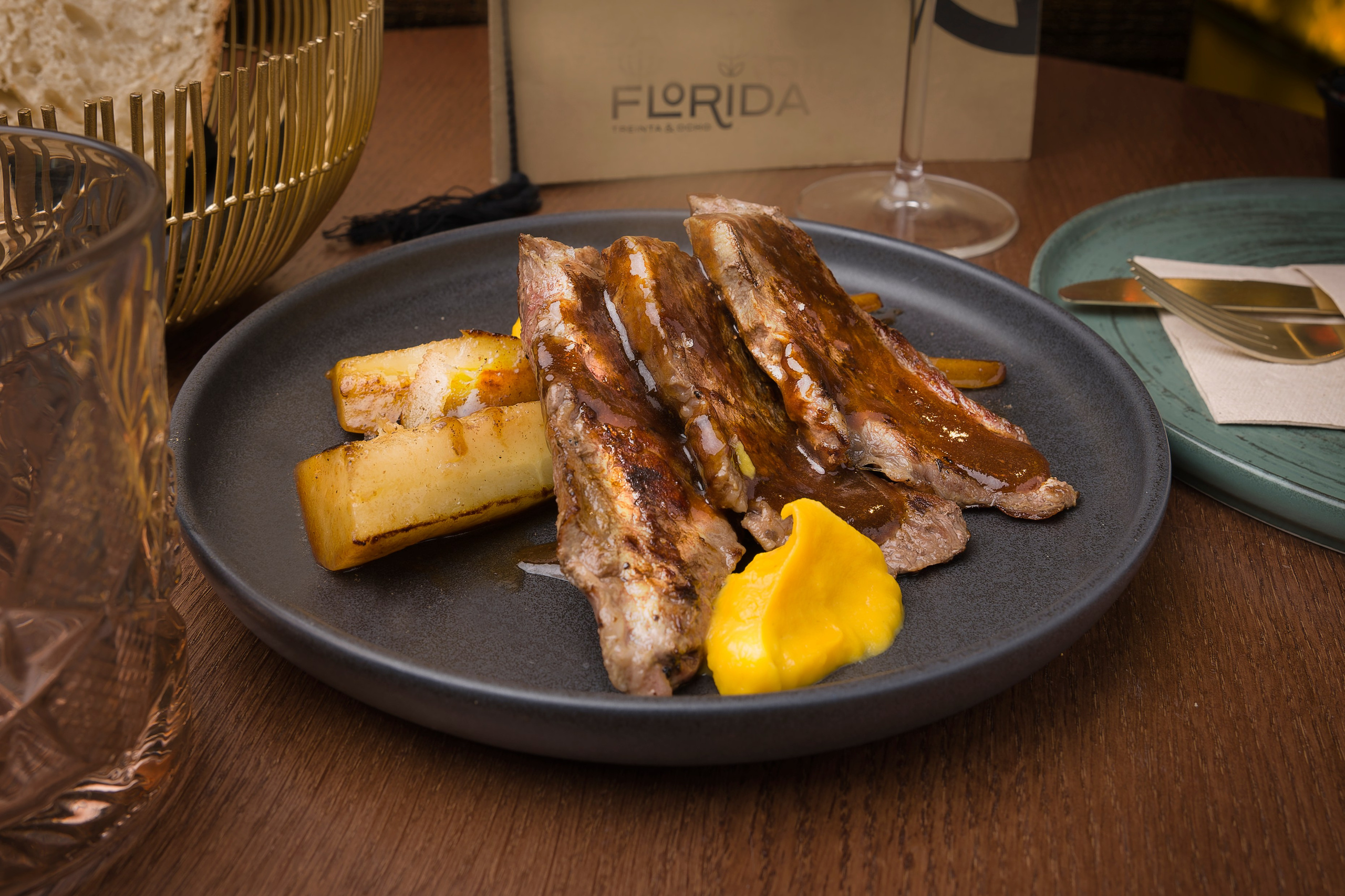 Imagen de comida cuidadosamente emplatada sobre fondo oscuro, capturando detalles y contraste visual.