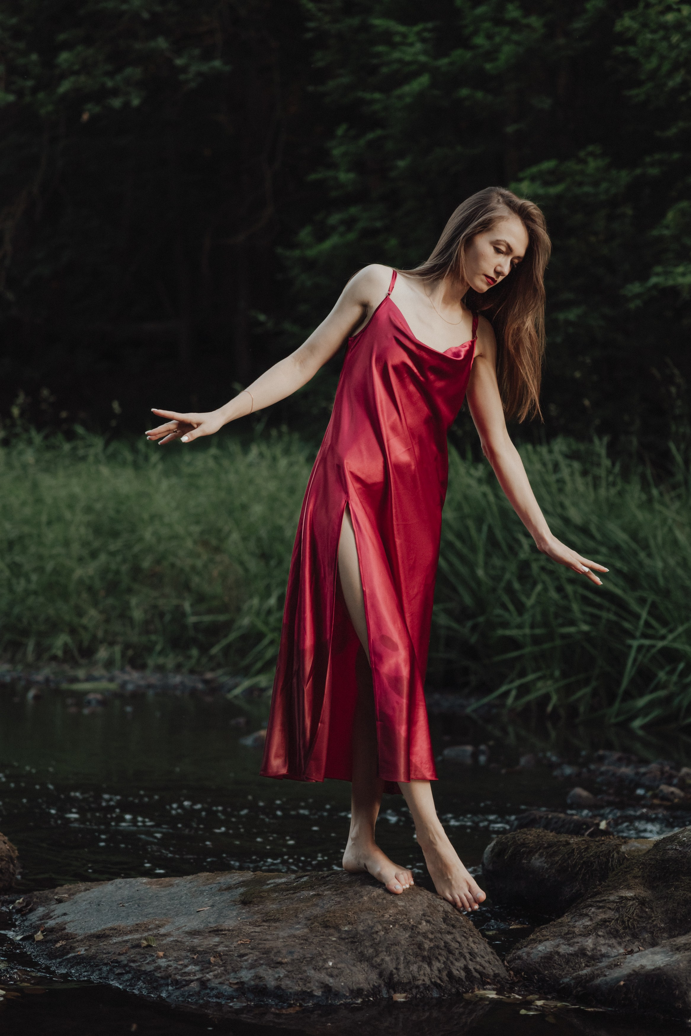 Portrétní focení u řeky — žena v červených šatech. Lifestyle a rodinná fotografka v Pisku Oxana Telupilova