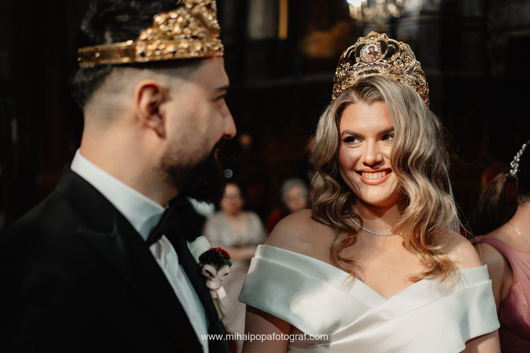 Moment emoționant între miri în ziua nunții, surprins într-un cadru natural și romantic, la Daimon Events. Fotografie de nuntă profesională, editată artistic pentru a evidenția emoția și eleganța evenimentului.
