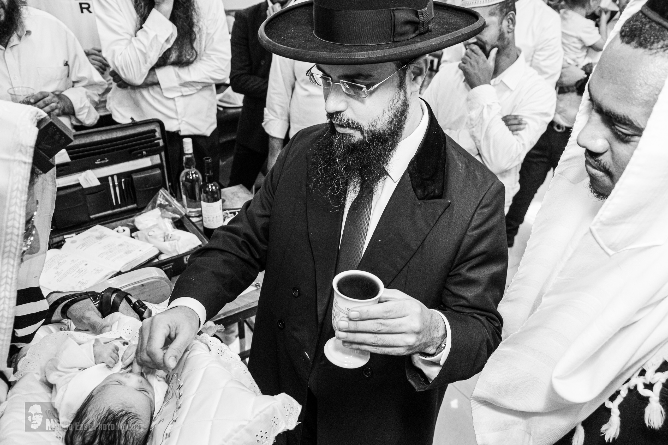 ‏ברית מילה. Middle East Photo Agency — Photography & Event Magnets — סוכנות צילום והדפסת מגנטים לאירועים