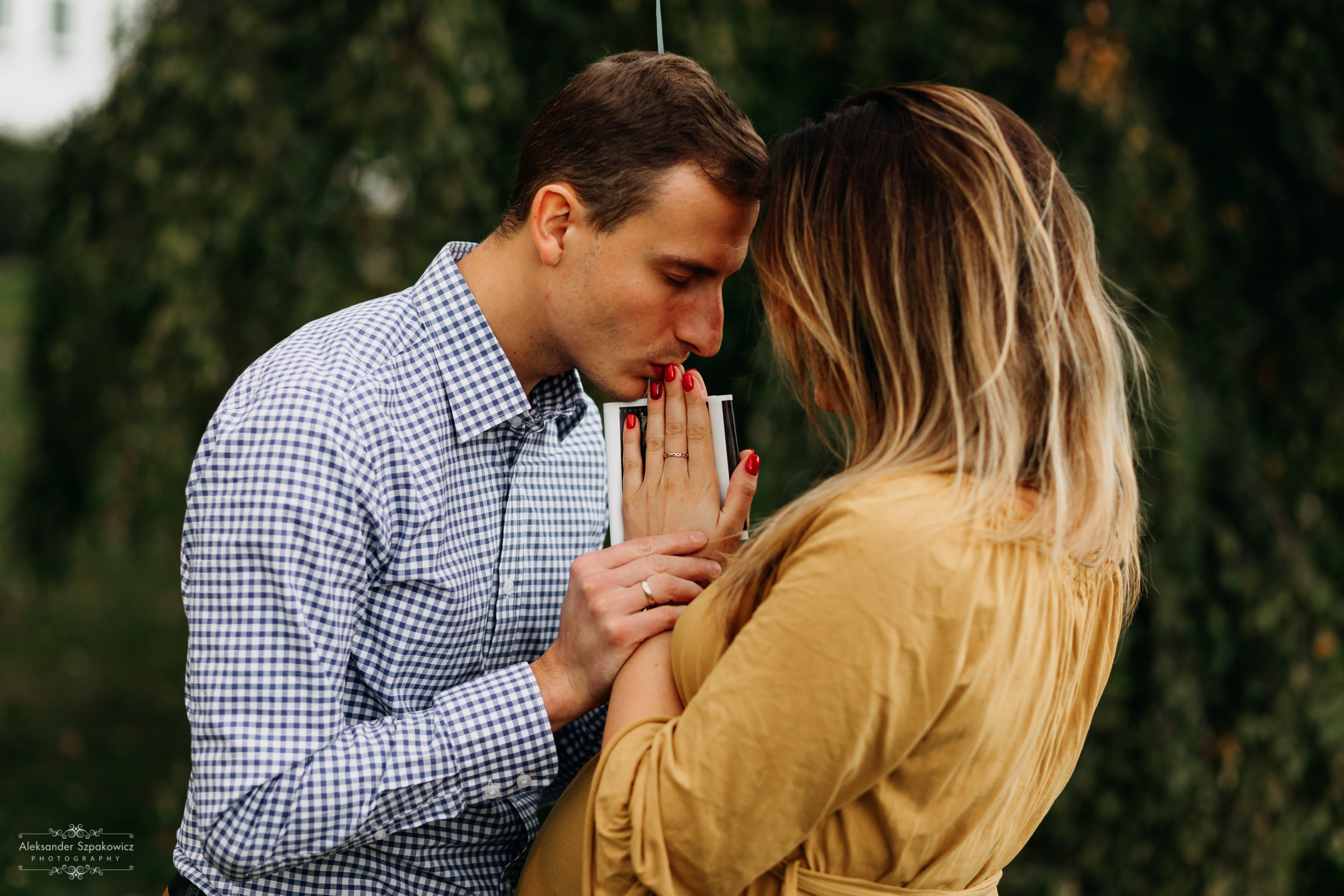 Zdjęcie przedstawia sesję ciążową wykonaną przez fotografa Aleksandra Szpakowicza w Gdańsku. Fotografia ciążowa Gdańsk. www.szpakowicz-studio.pl