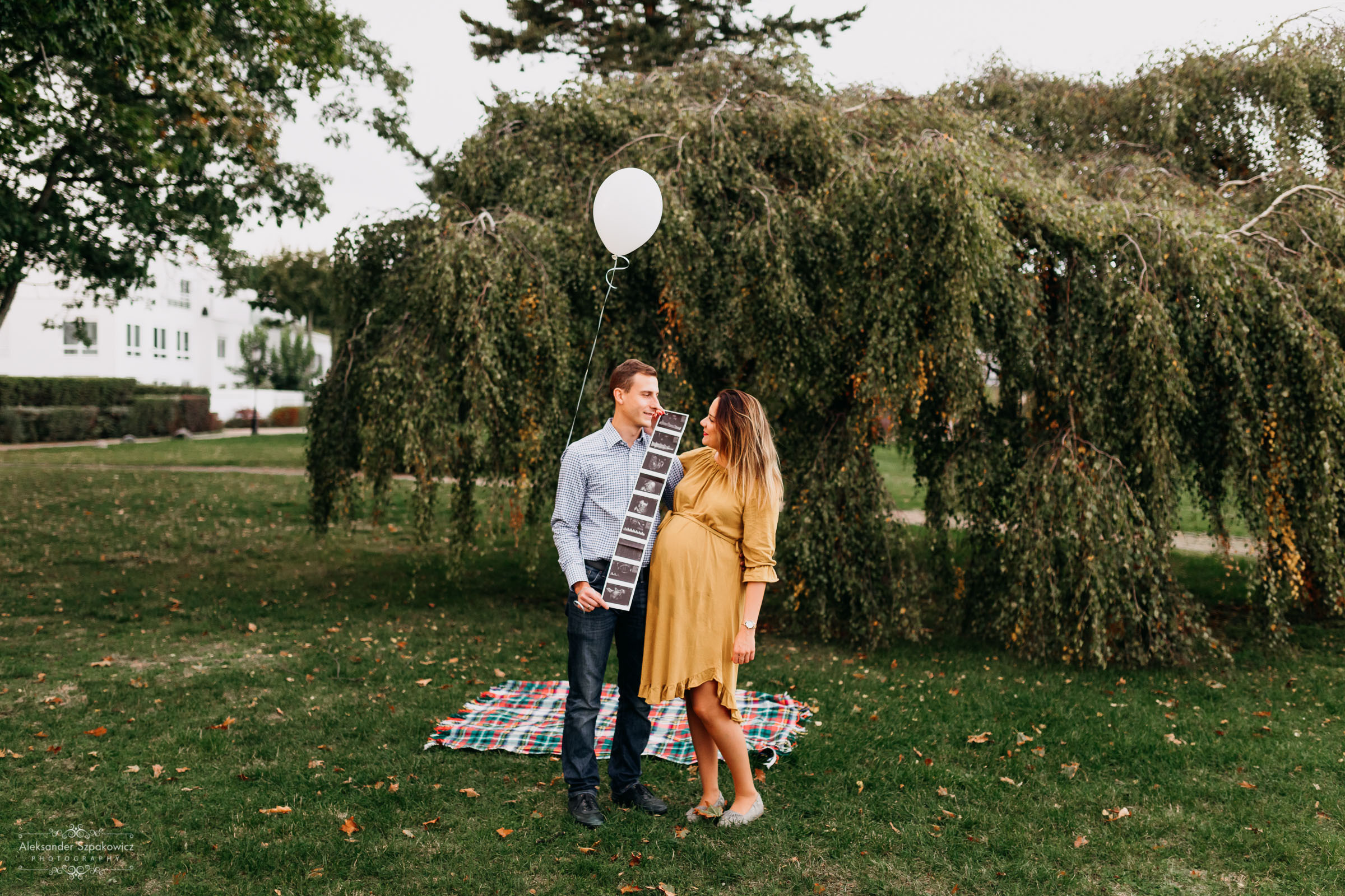 Zdjęcie przedstawia sesję ciążową wykonaną przez fotografa Aleksandra Szpakowicza w Gdańsku. Fotografia ciążowa Gdańsk. www.szpakowicz-studio.pl