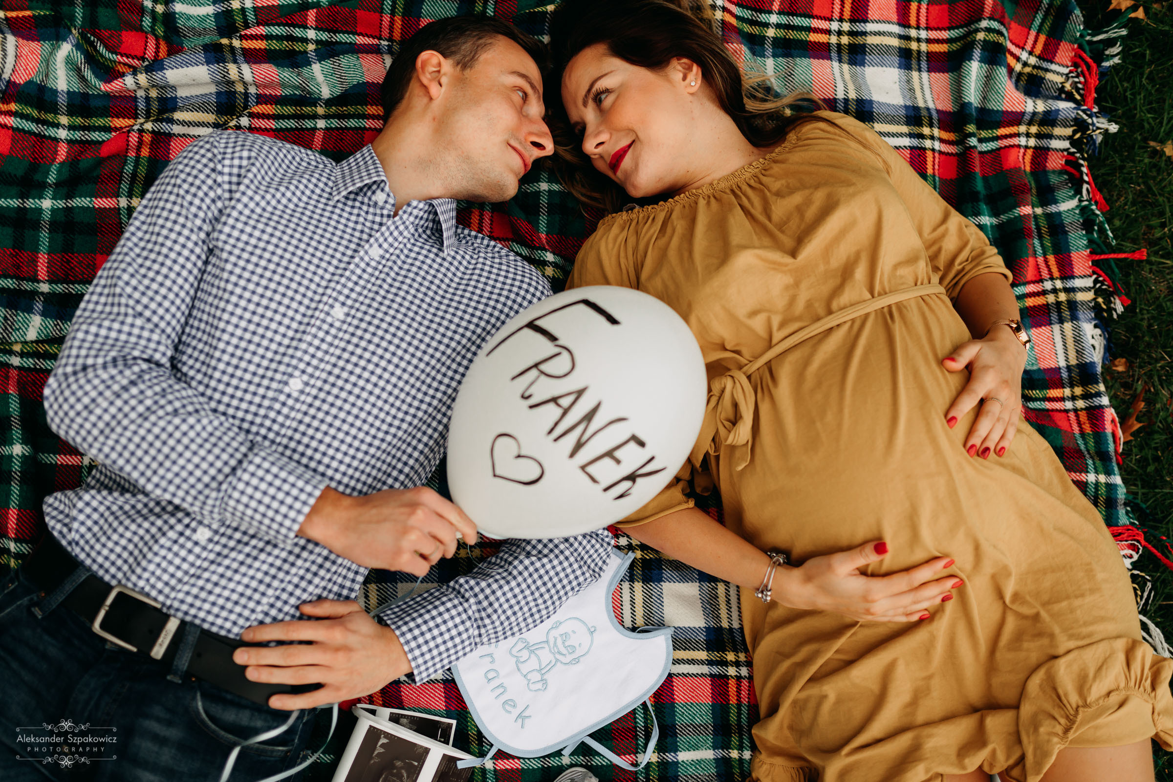 Zdjęcie przedstawia sesję ciążową wykonaną przez fotografa Aleksandra Szpakowicza w Gdańsku. Fotografia ciążowa Gdańsk. www.szpakowicz-studio.pl