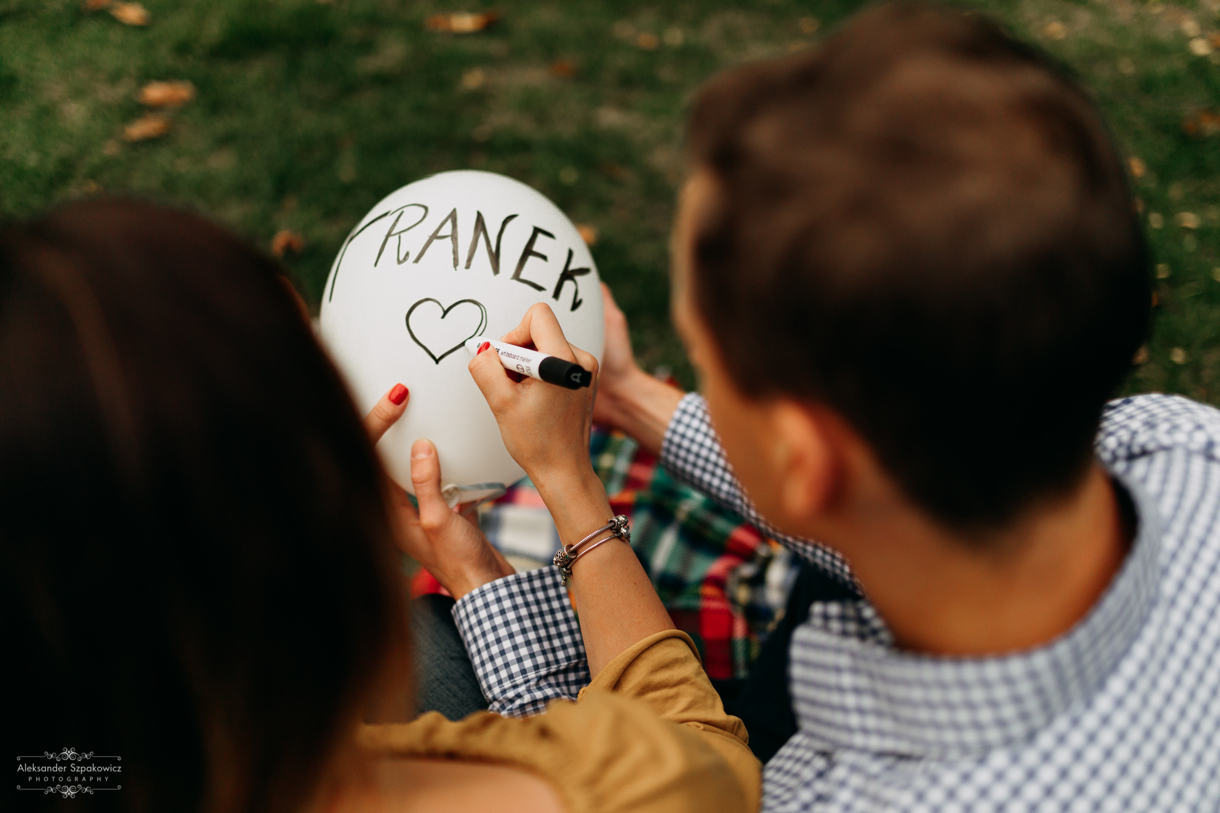Zdjęcie przedstawia sesję ciążową wykonaną przez fotografa Aleksandra Szpakowicza w Gdańsku. Fotografia ciążowa Gdańsk. www.szpakowicz-studio.pl