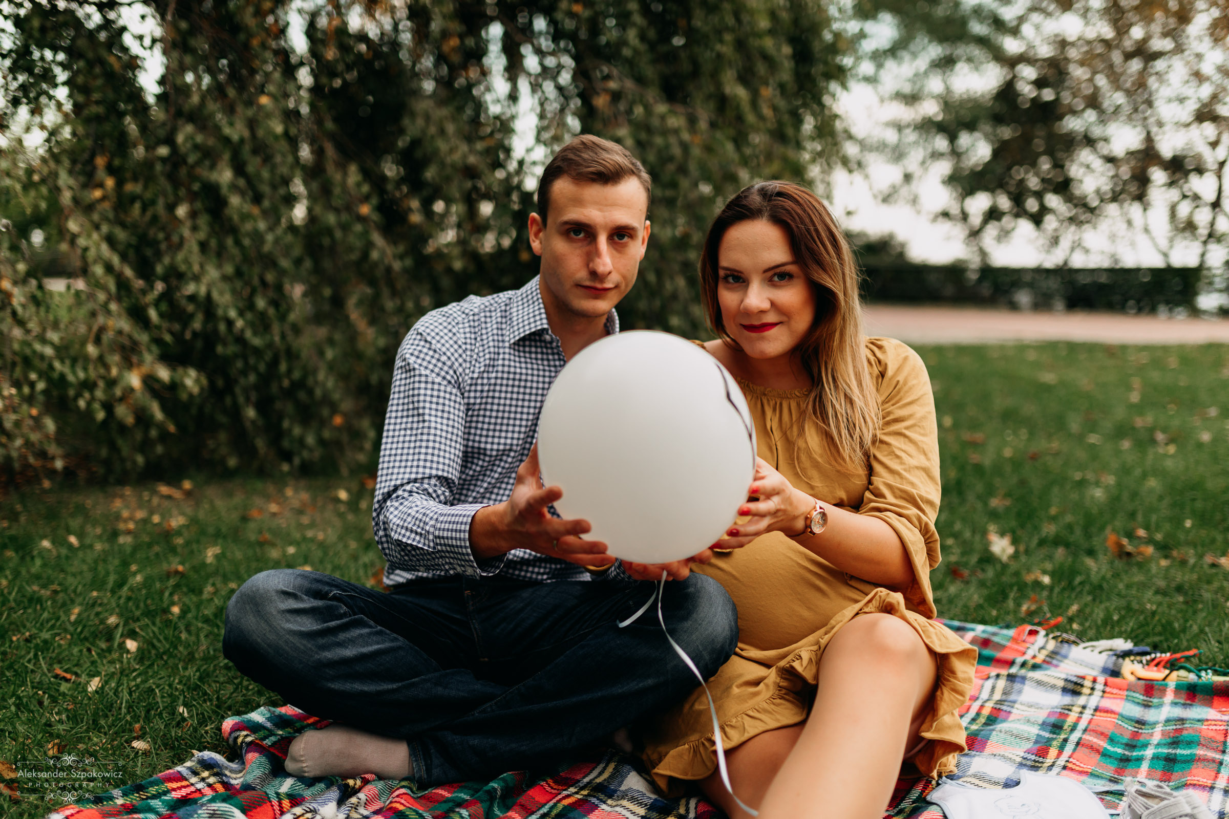 Zdjęcie przedstawia sesję ciążową wykonaną przez fotografa Aleksandra Szpakowicza w Gdańsku. Fotografia ciążowa Gdańsk. www.szpakowicz-studio.pl