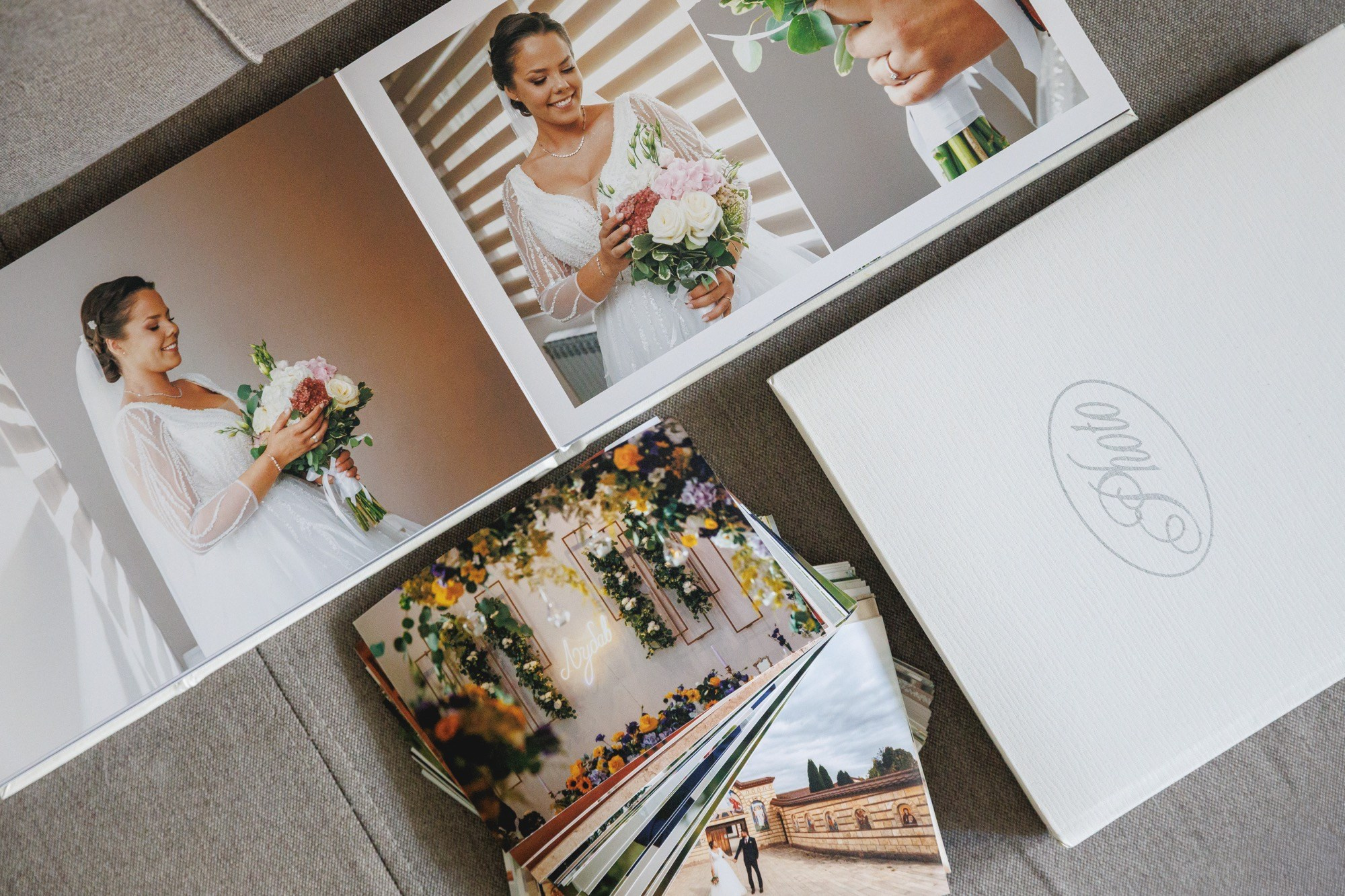 Otvoren luksuzni wedding book sa fotografijama mlade i bidermajera, profesionalno fotografisanje venčanja Novi Sad.